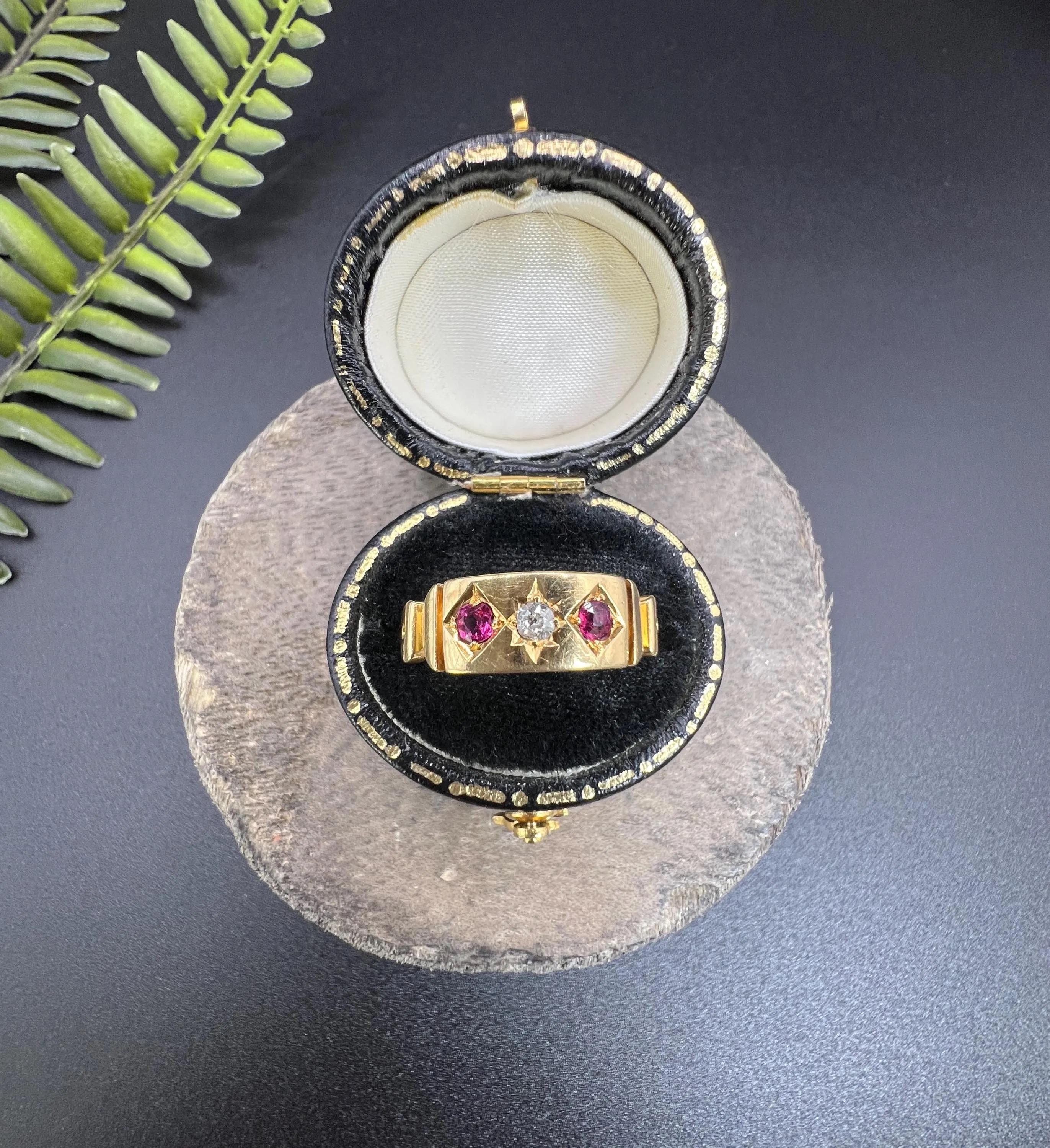 Antiguo anillo victoriano de oro de 18 ct con rubí y diamantes, con sello de Birmingham 1890 en venta 4