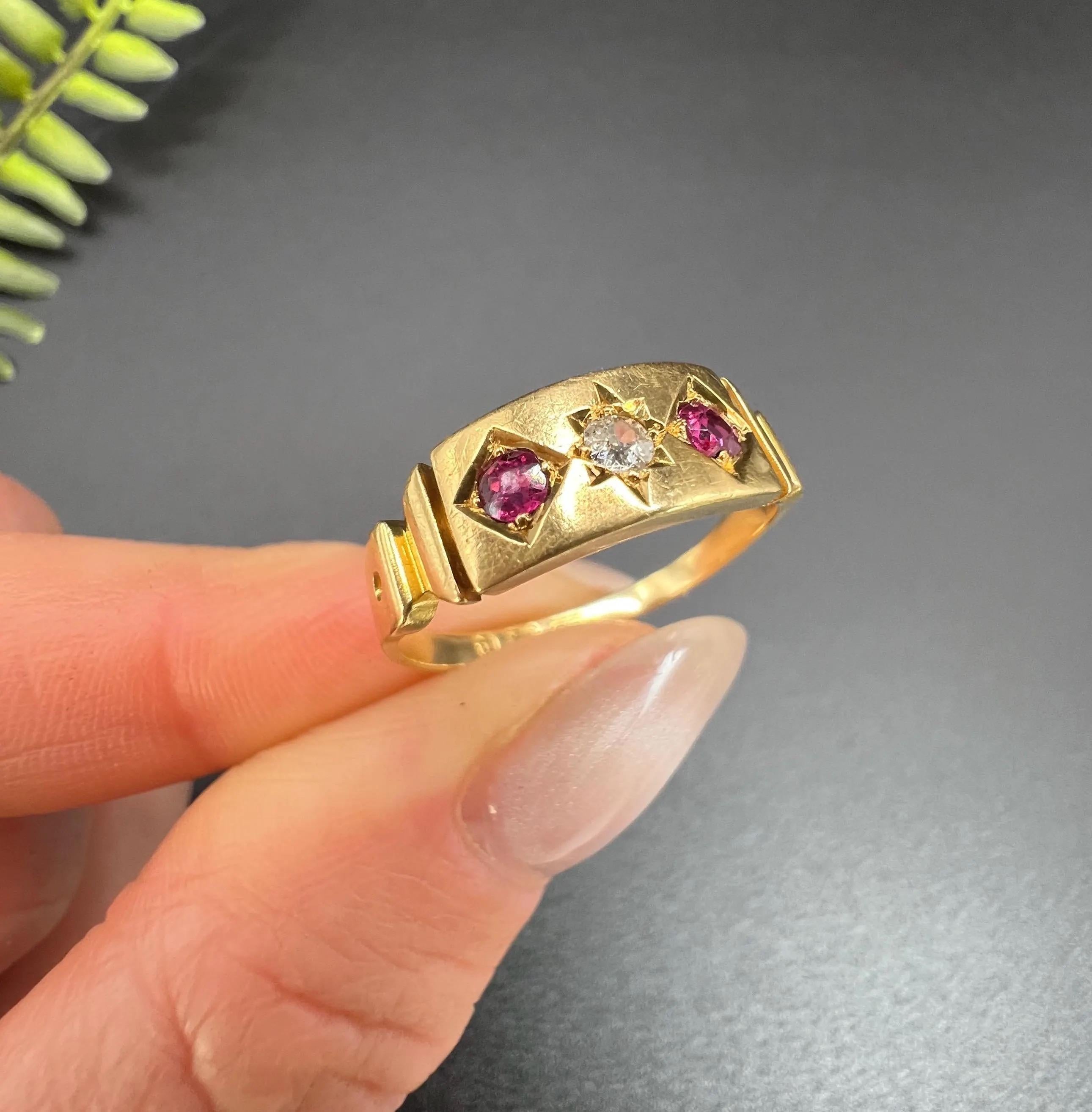 Antiguo anillo victoriano de oro de 18 ct con rubí y diamantes, con sello de Birmingham 1890 en venta 5