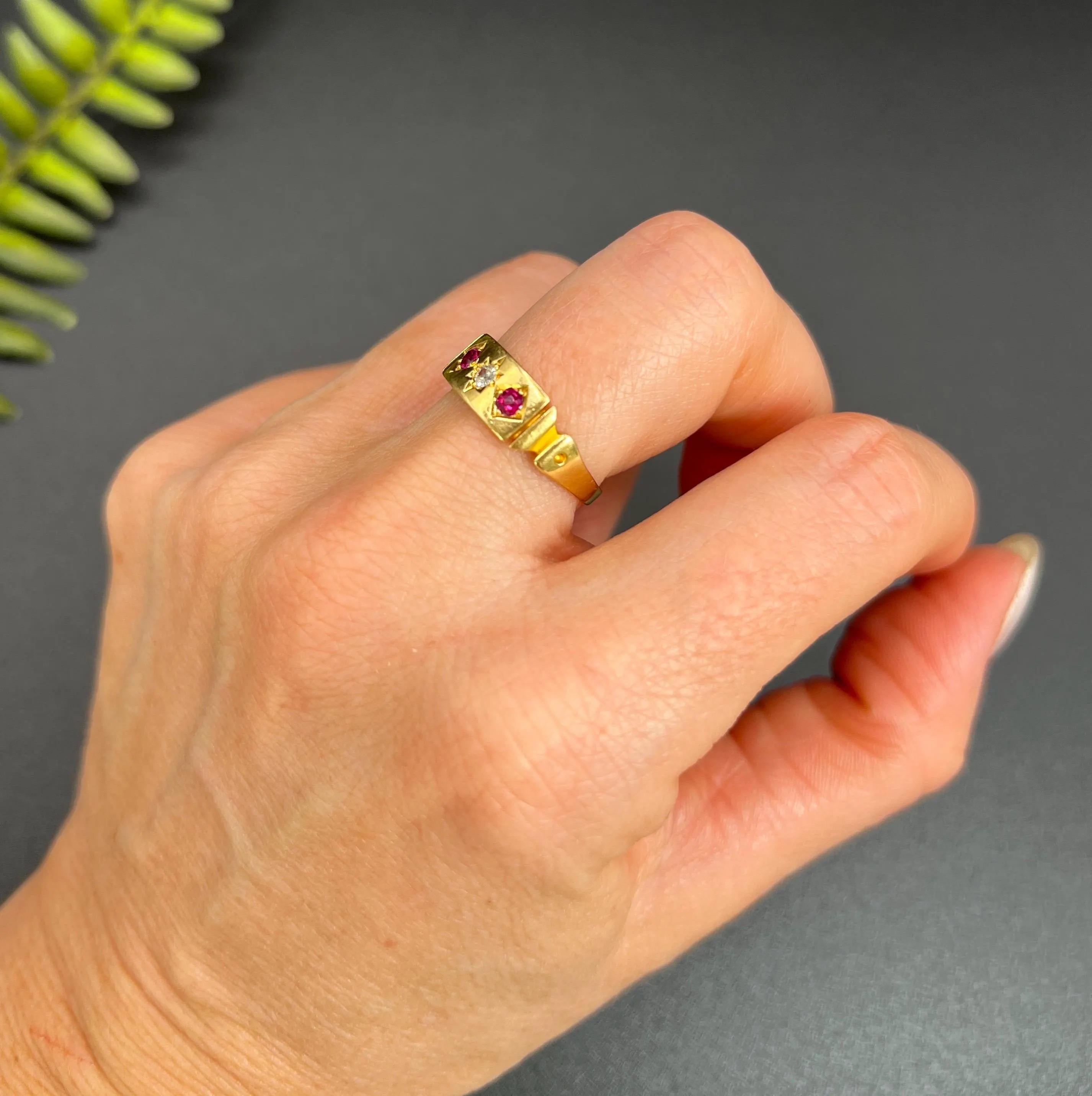 Anillo gitano antiguo 

Oro de 18 ct con sello de calidad

Con matasellos de Birmingham 1890

Retrocede en el tiempo con este exquisito anillo gitano victoriano de oro amarillo de 18 quilates, una verdadera encarnación de la elegancia atemporal.