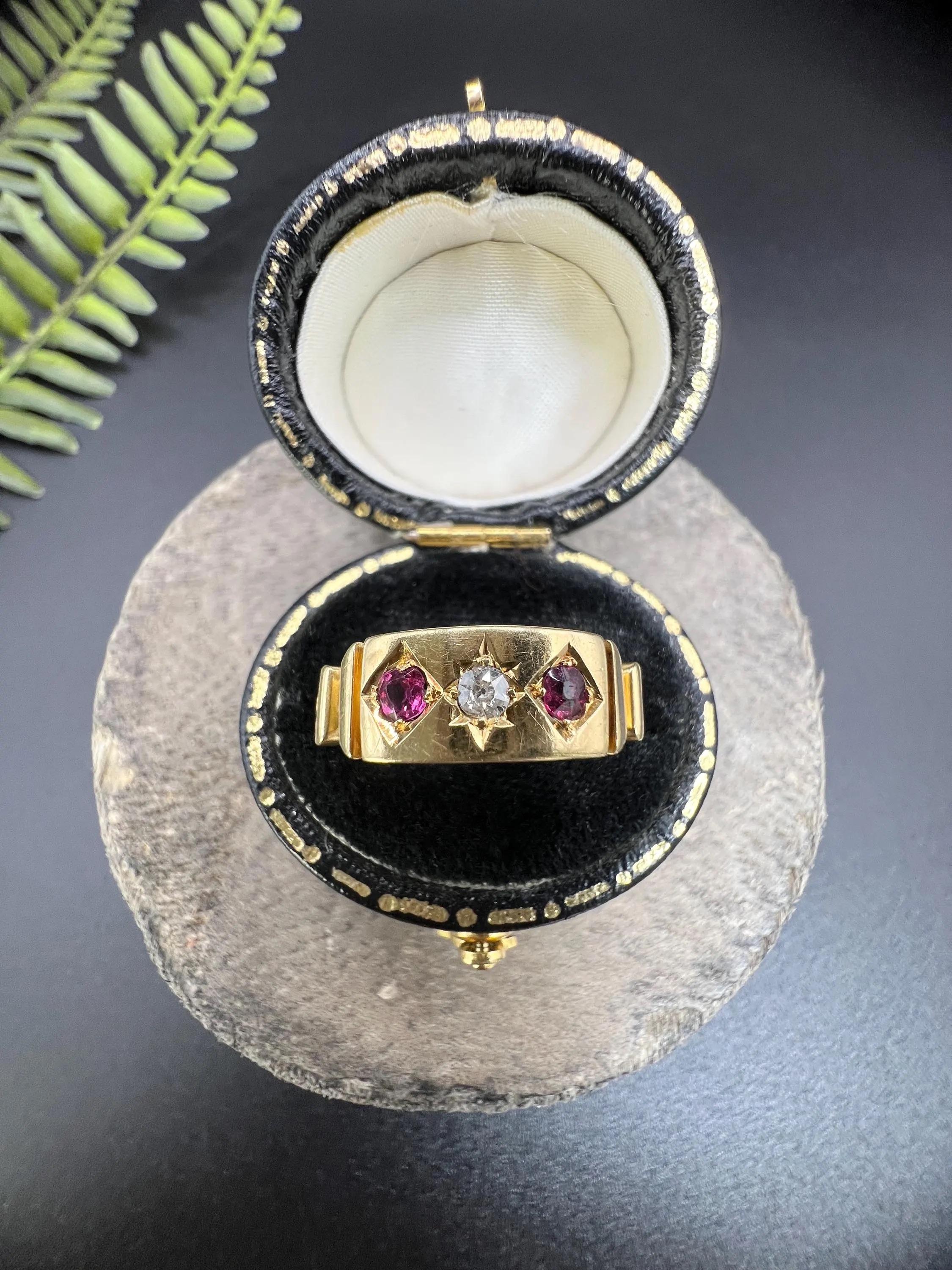 Antiguo anillo victoriano de oro de 18 ct con rubí y diamantes, con sello de Birmingham 1890 Corte europeo antiguo en venta