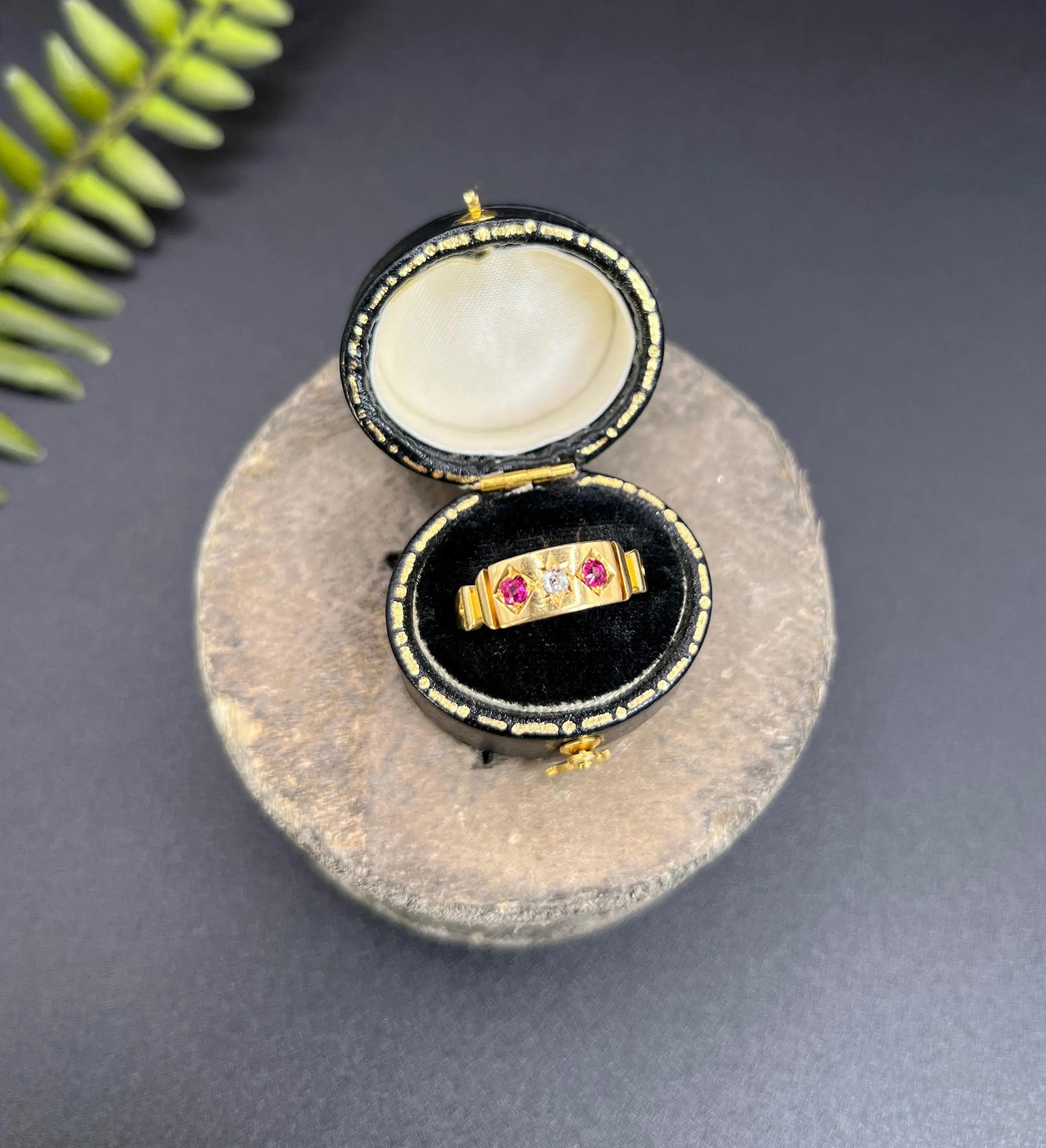 Femenino o masculino Antiguo anillo victoriano de oro de 18 ct con rubí y diamantes, con sello de Birmingham 1890 en venta