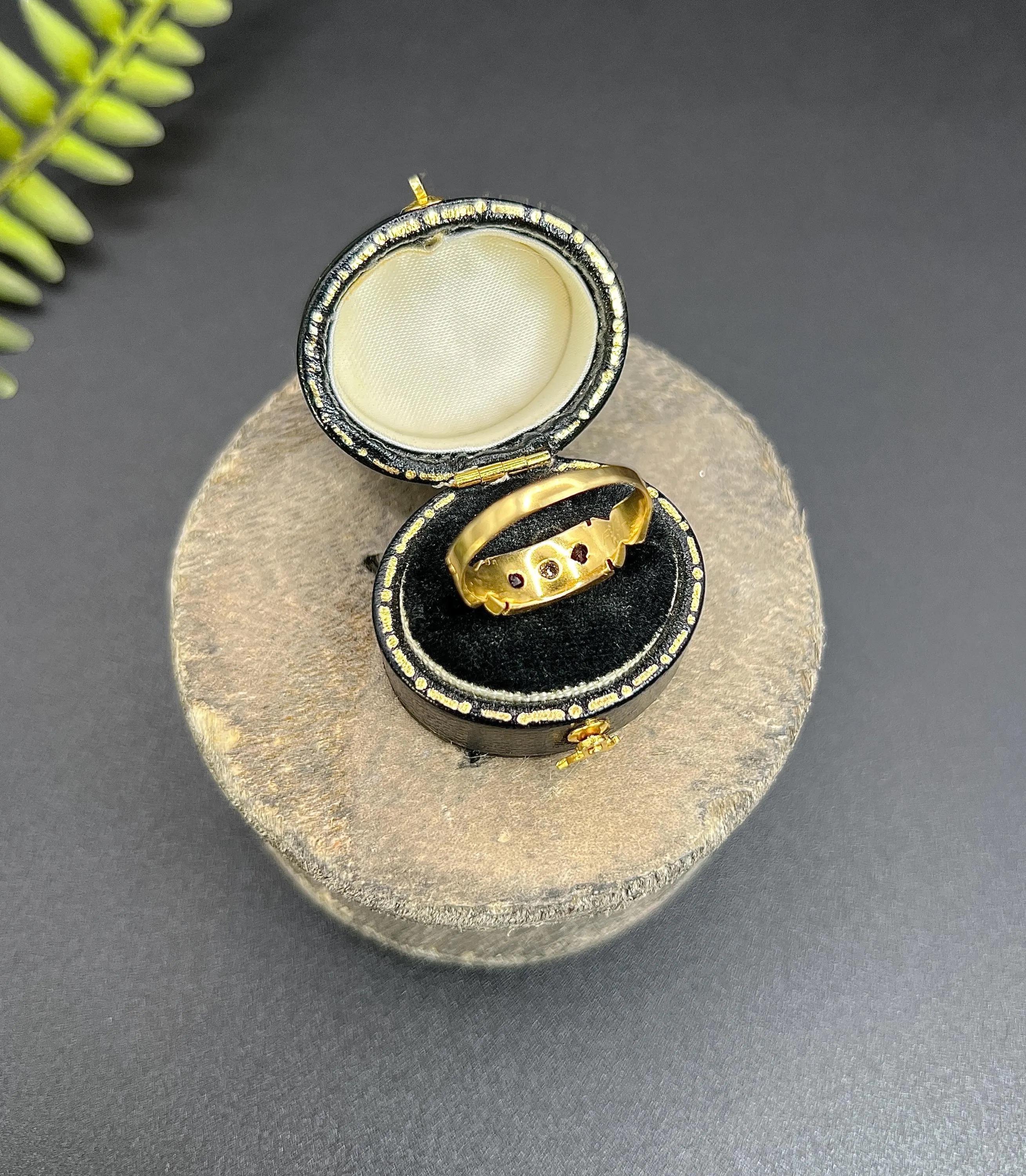 Antiguo anillo victoriano de oro de 18 ct con rubí y diamantes, con sello de Birmingham 1890 en venta 2