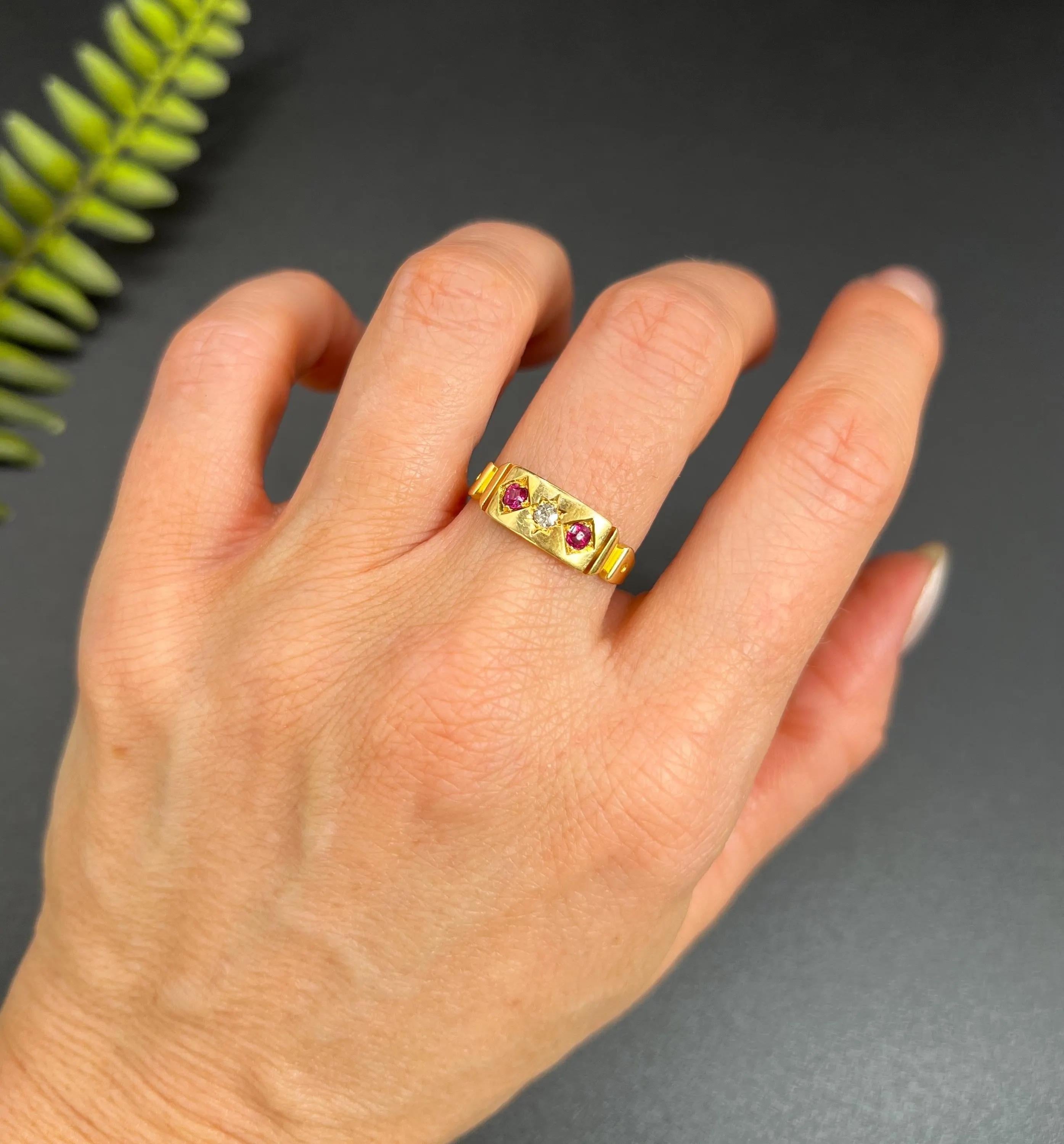 Antiguo anillo victoriano de oro de 18 ct con rubí y diamantes, con sello de Birmingham 1890 en venta 3