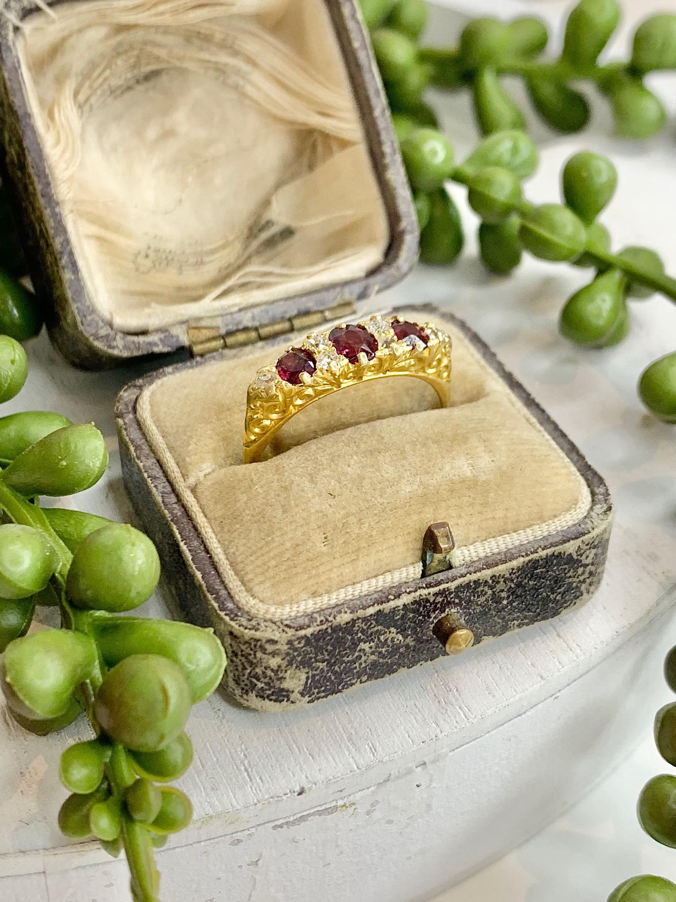 Bague victorienne ancienne en or 18 carats sculptée avec rubis et diamants Unisexe en vente