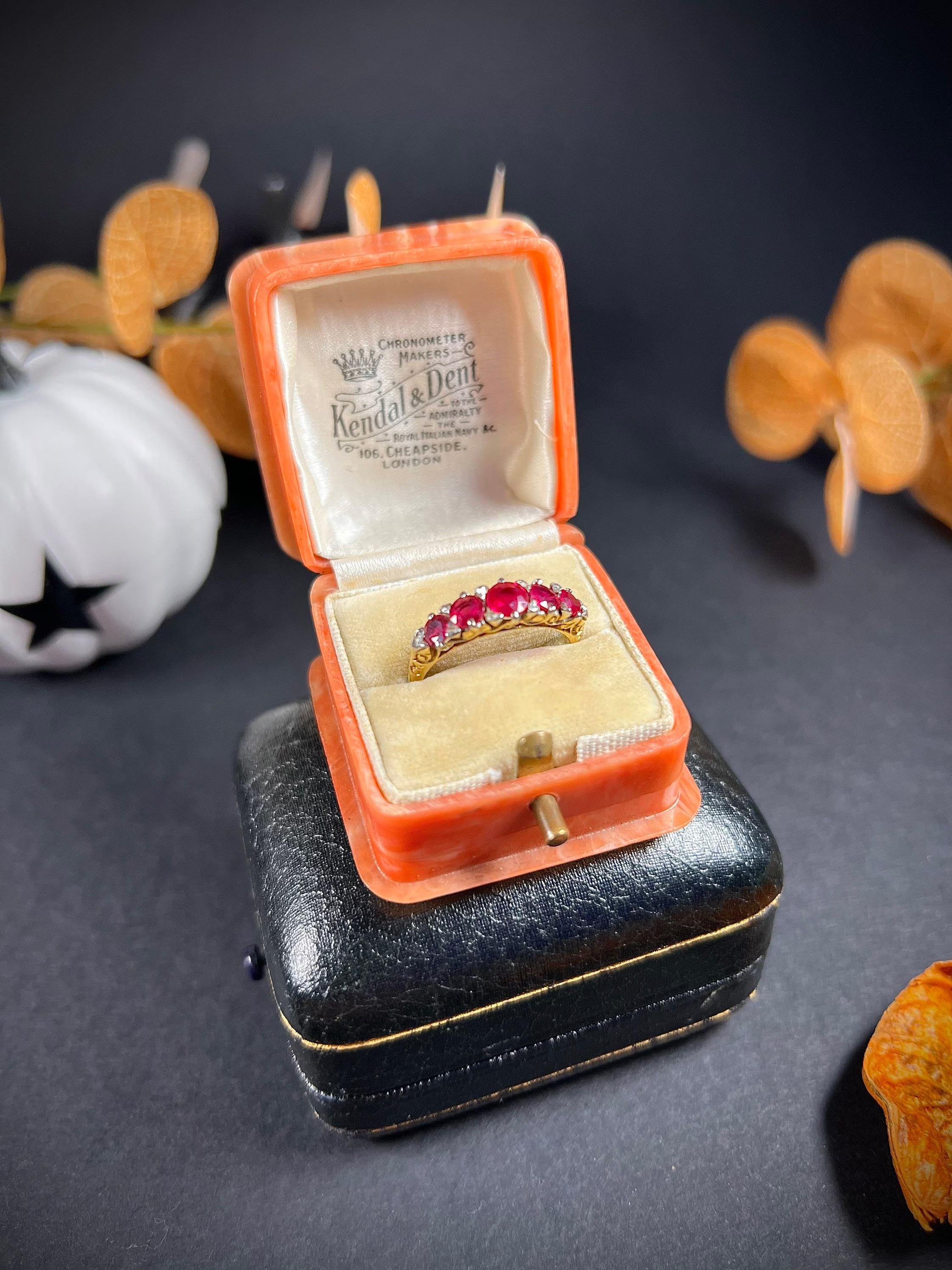 Bague victorienne ancienne en or 18 carats sculptée avec rubis et diamants en vente 2