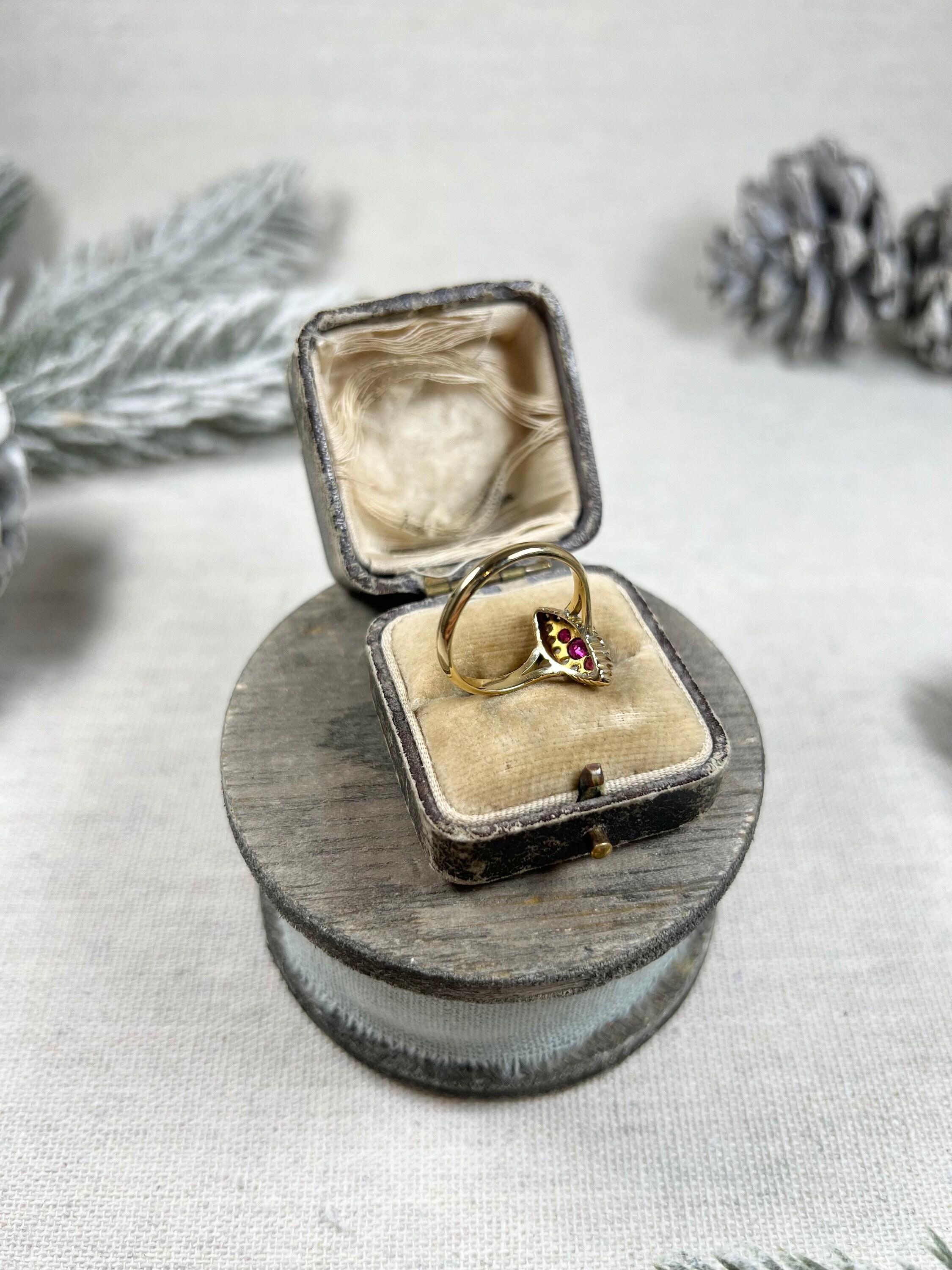 Bague victorienne ancienne en or 18ct, rubis et diamants en forme de marquise et de navette Unisexe en vente