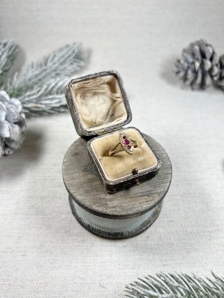 Bague victorienne ancienne en or 18ct, rubis et diamants en forme