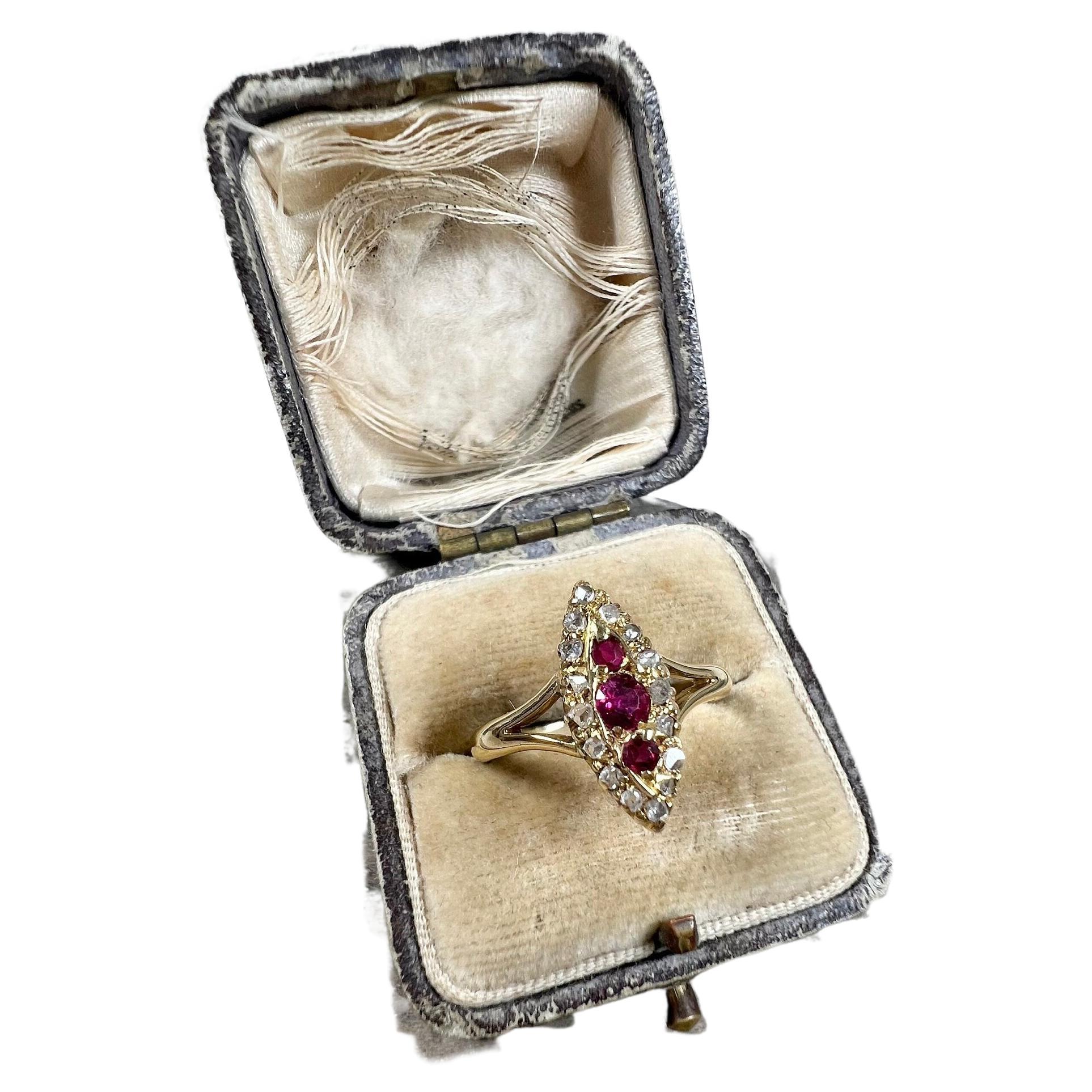 Bague victorienne ancienne en or 18ct, rubis et diamants en forme de marquise et de navette en vente