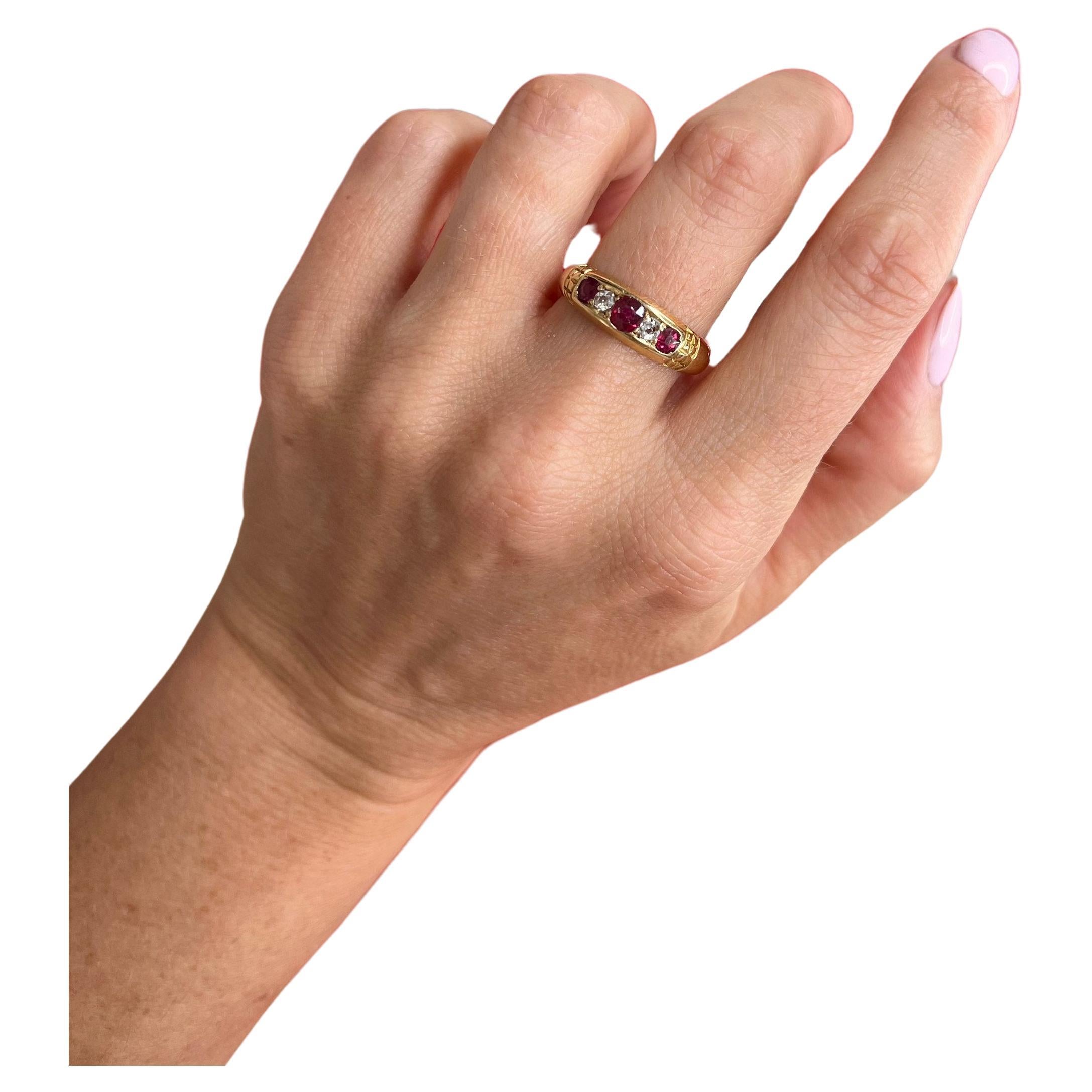 Antiker viktorianischer Ring aus 18 Karat Gold mit Rubin und Diamant