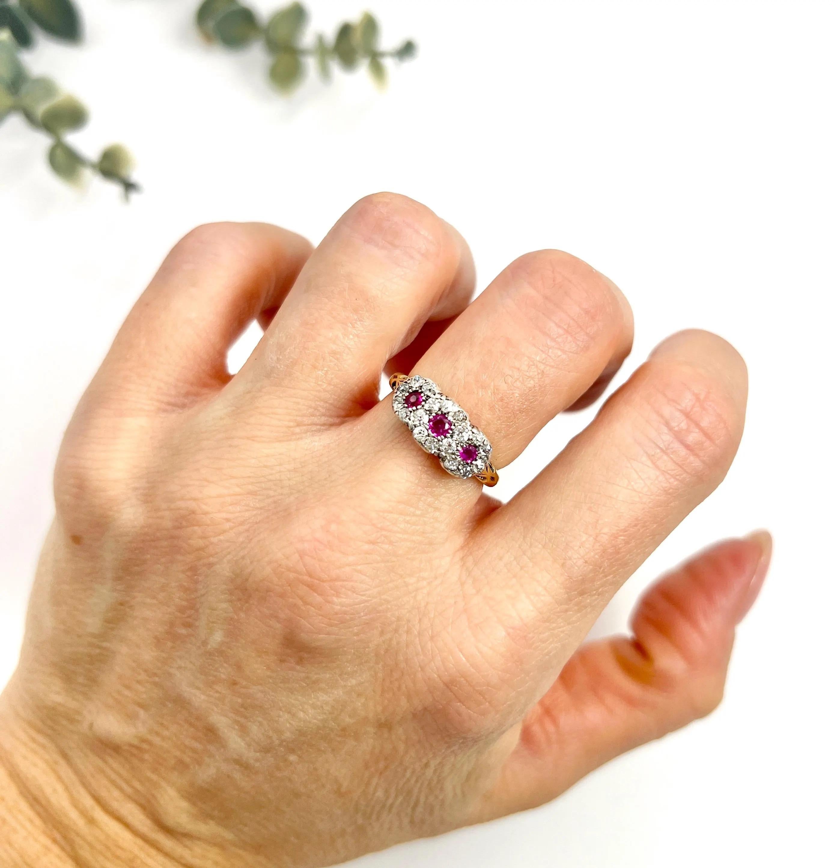 Anillo antiguo de oro de 18 ct, trilogía victoriana de rubíes y diamantes con racimo de margaritas en venta 4
