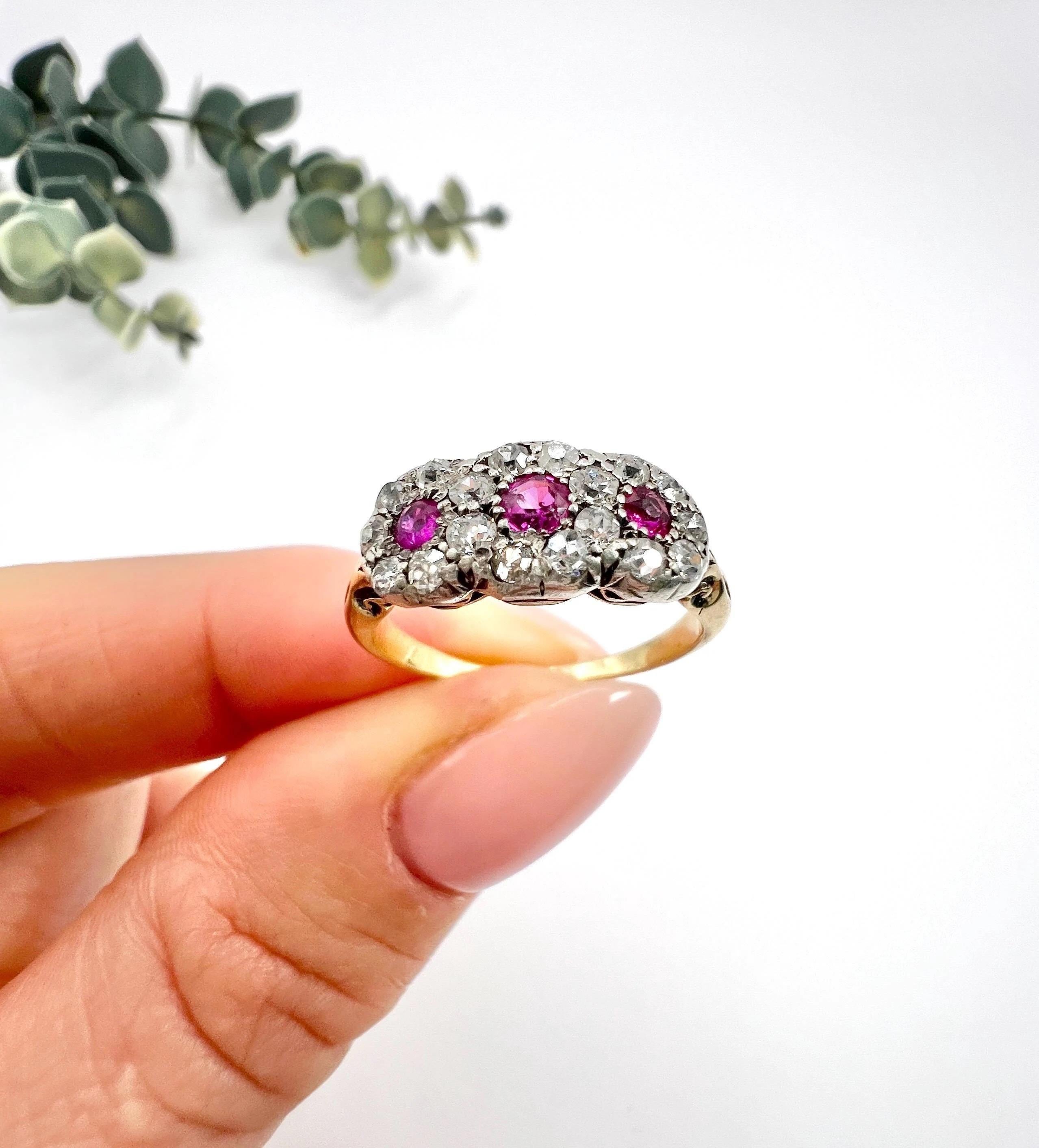 Anillo antiguo de oro de 18 ct, trilogía victoriana de rubíes y diamantes con racimo de margaritas en venta 5