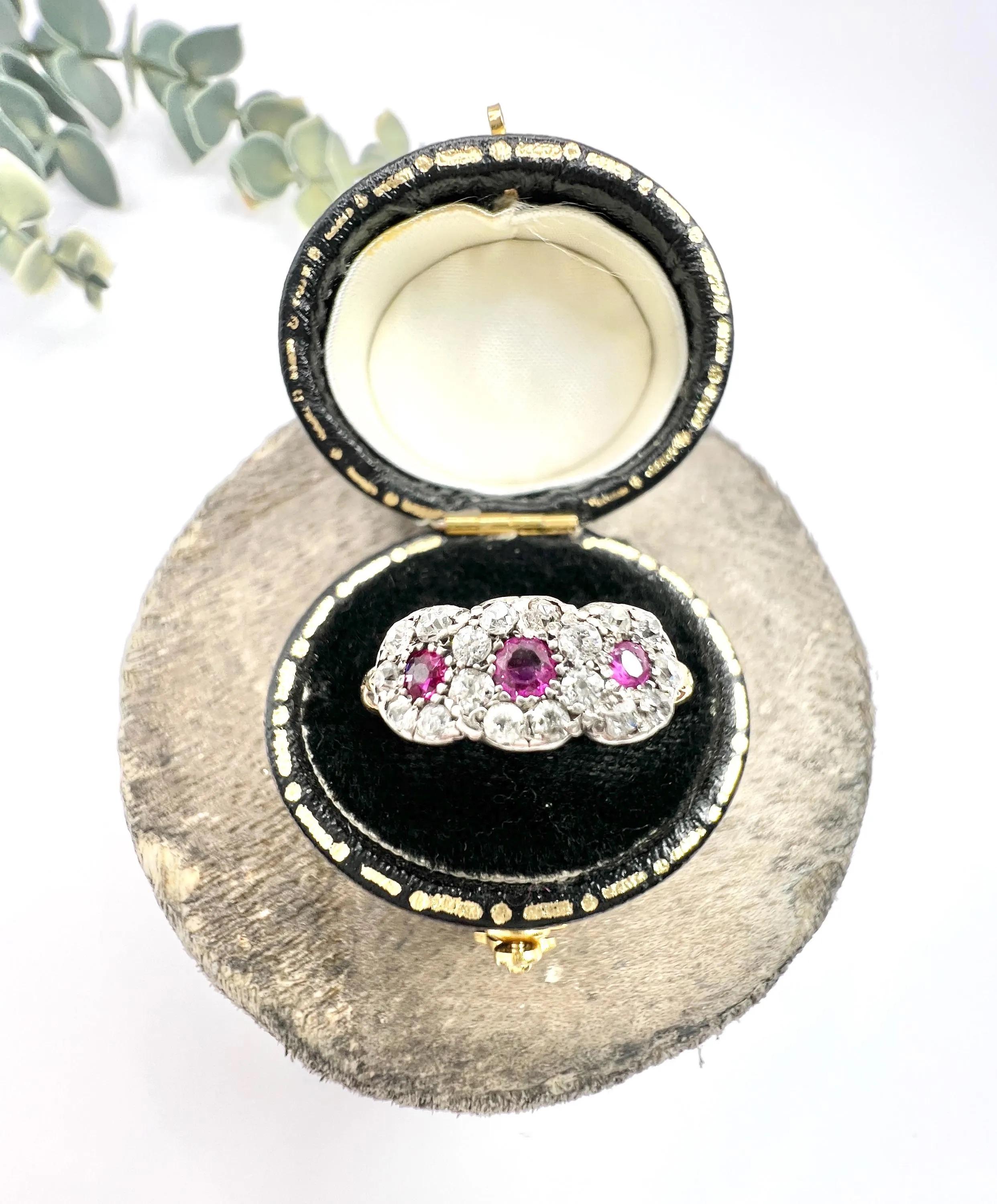 Anillo Trilogía de Rubíes y Diamantes 

Oro amarillo y blanco de 18 ct estampado

Alrededor de 1880

Te presentamos un exquisito anillo victoriano, elaborado en oro de 18 quilates, con un impresionante diseño de triple racimo de margaritas. Cada