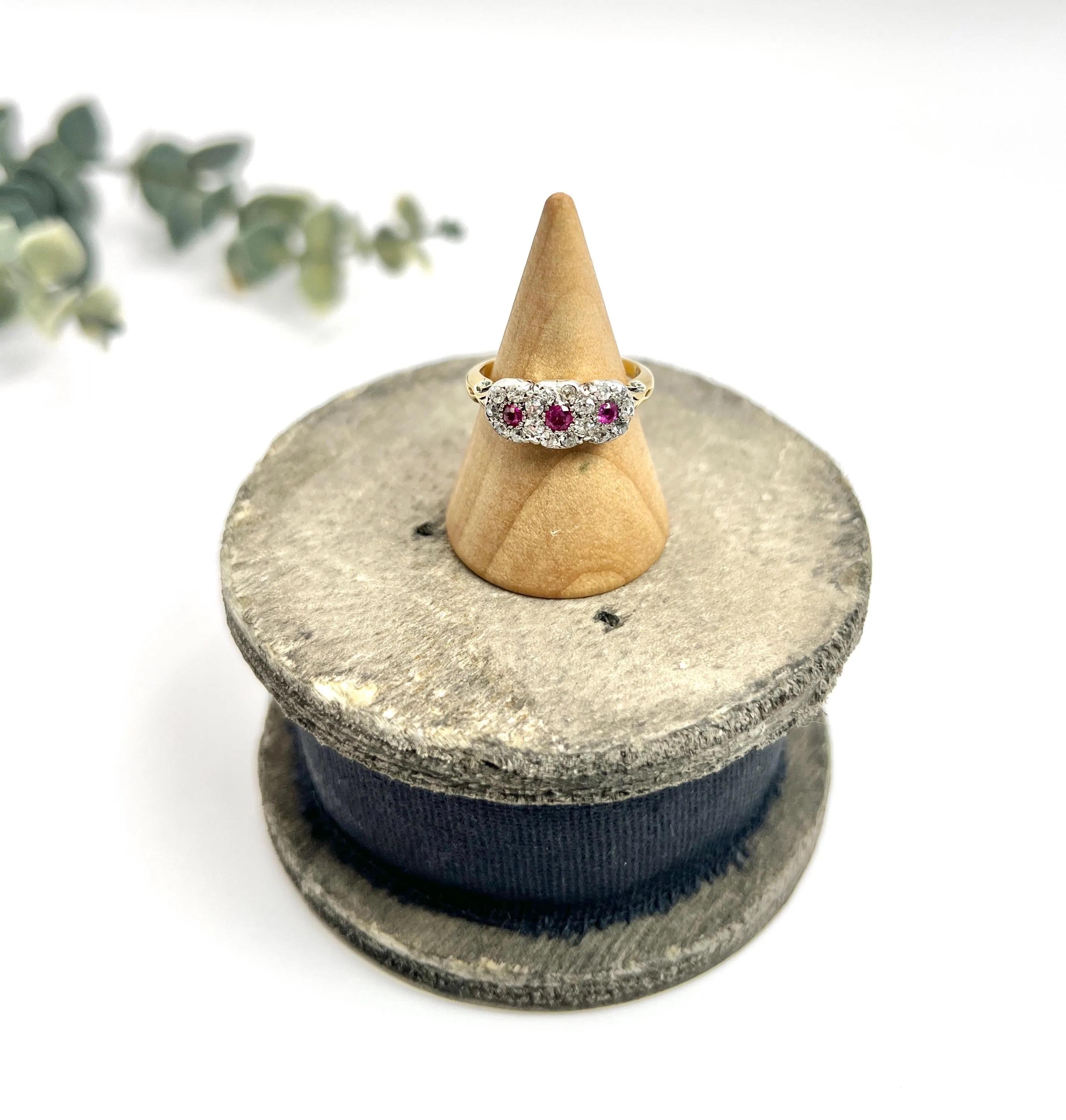 Anillo antiguo de oro de 18 ct, trilogía victoriana de rubíes y diamantes con racimo de margaritas Victoriano en venta