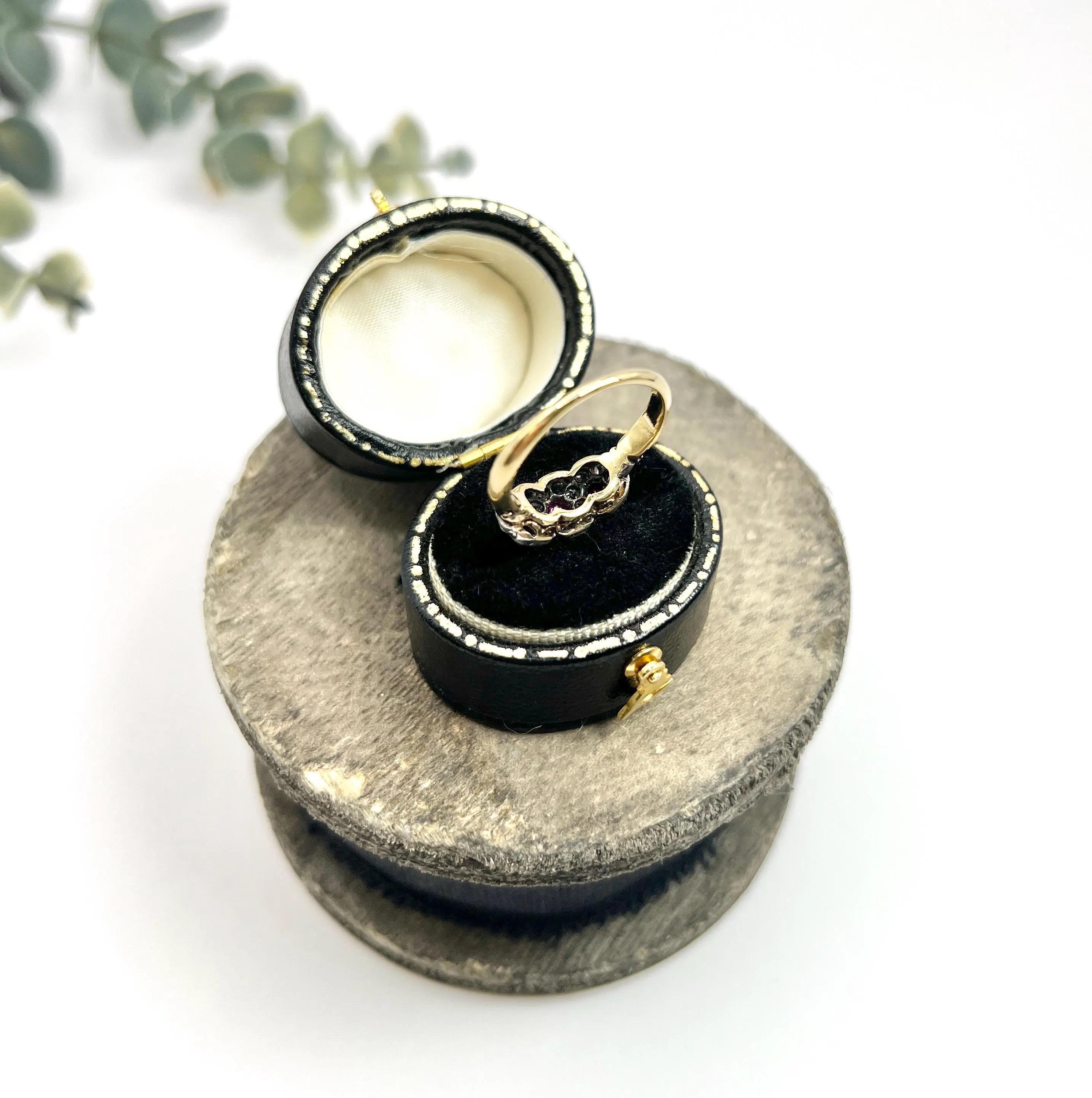 Anillo antiguo de oro de 18 ct, trilogía victoriana de rubíes y diamantes con racimo de margaritas Corte europeo antiguo en venta