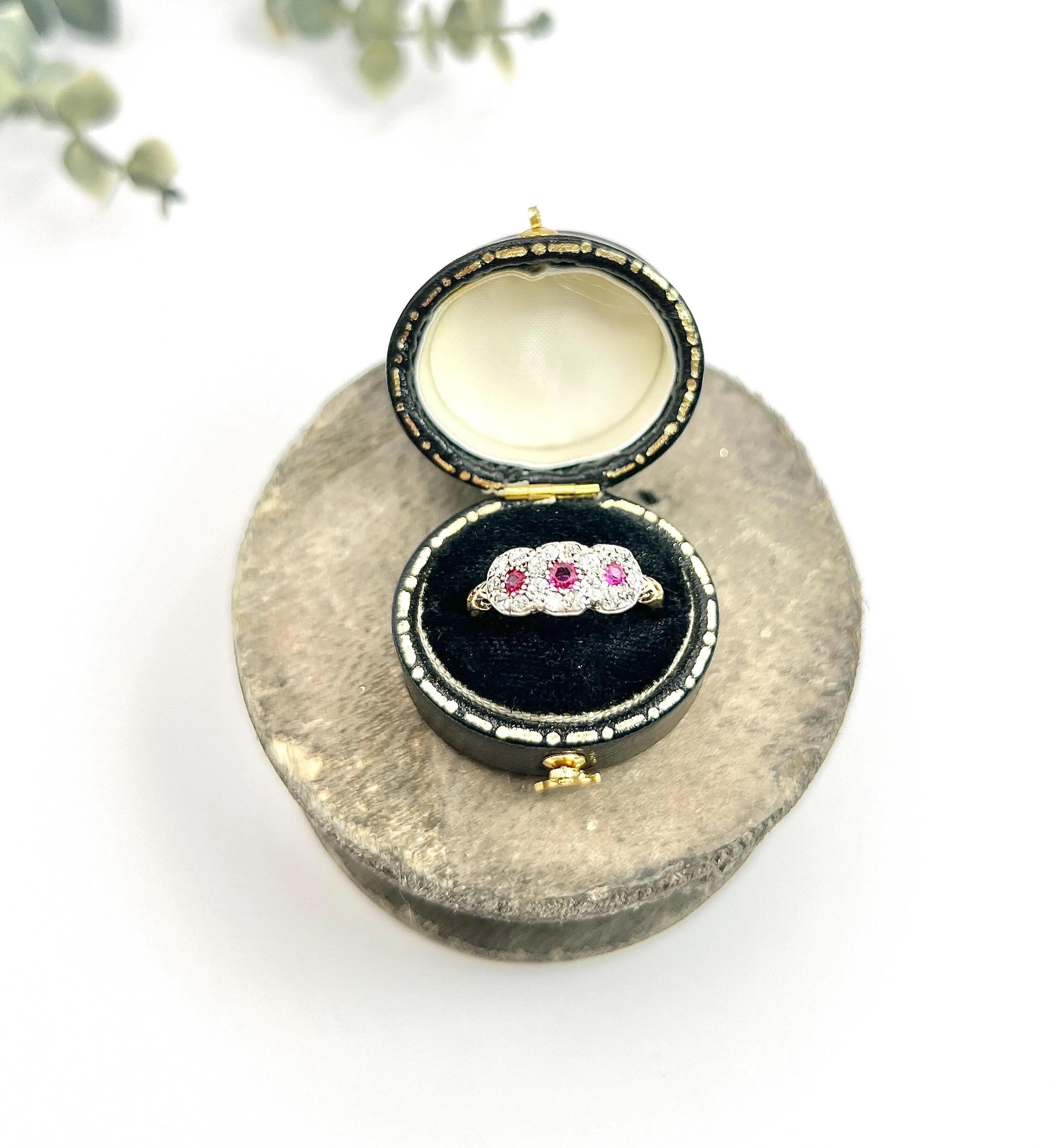 Anillo antiguo de oro de 18 ct, trilogía victoriana de rubíes y diamantes con racimo de margaritas en Bueno estado para la venta en Brighton, GB