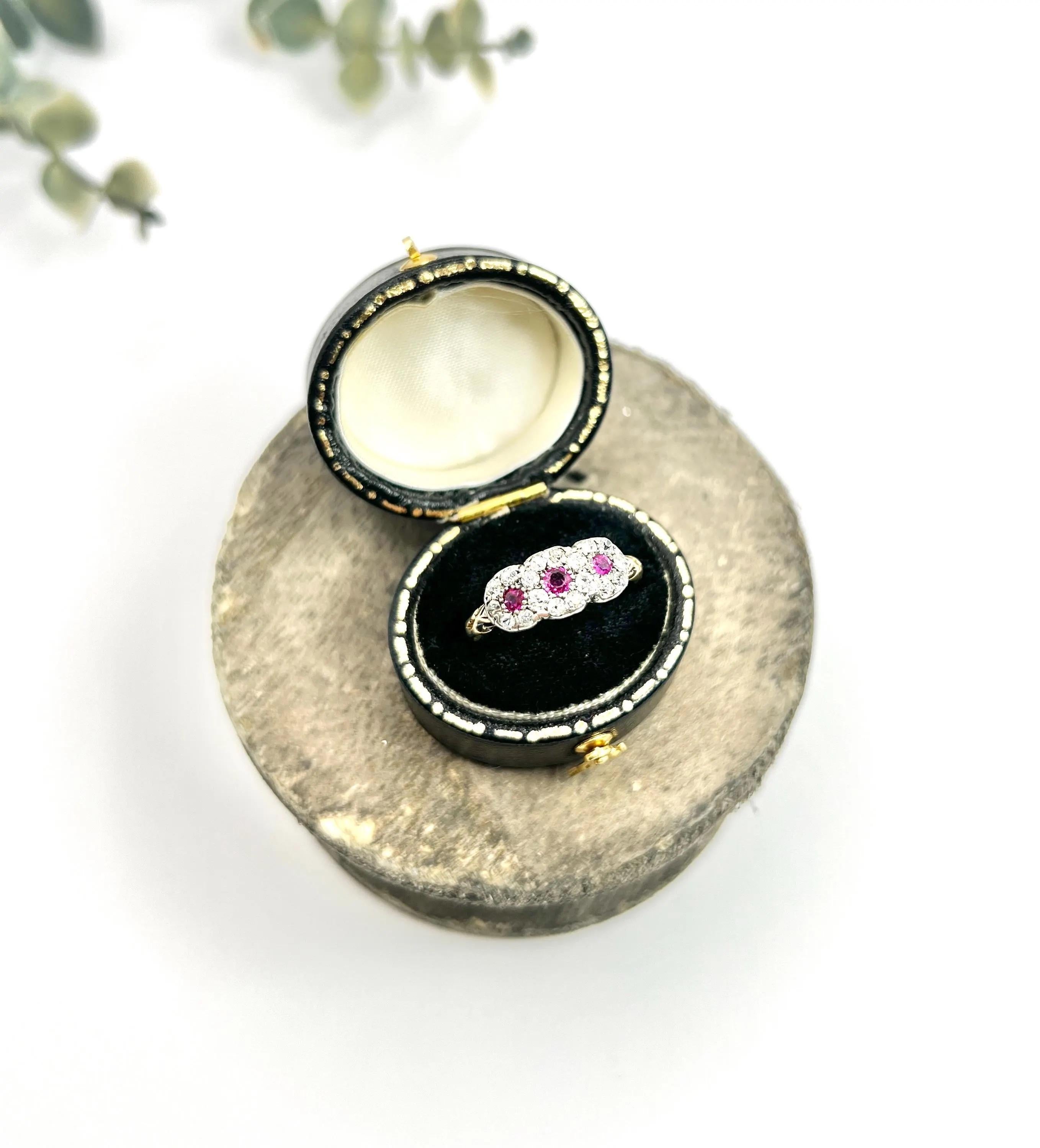 Femenino o masculino Anillo antiguo de oro de 18 ct, trilogía victoriana de rubíes y diamantes con racimo de margaritas en venta