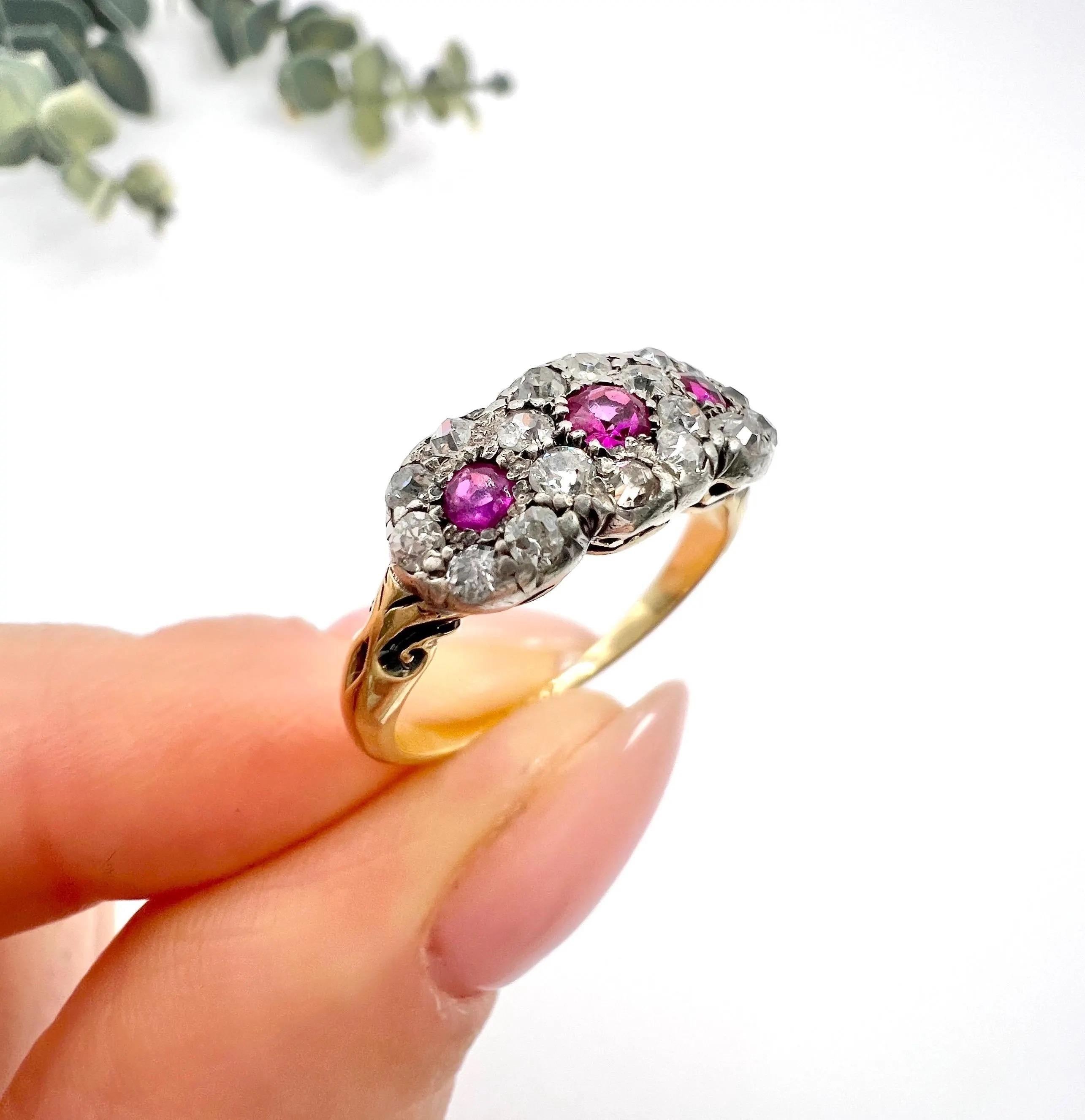 Anillo antiguo de oro de 18 ct, trilogía victoriana de rubíes y diamantes con racimo de margaritas en venta 1