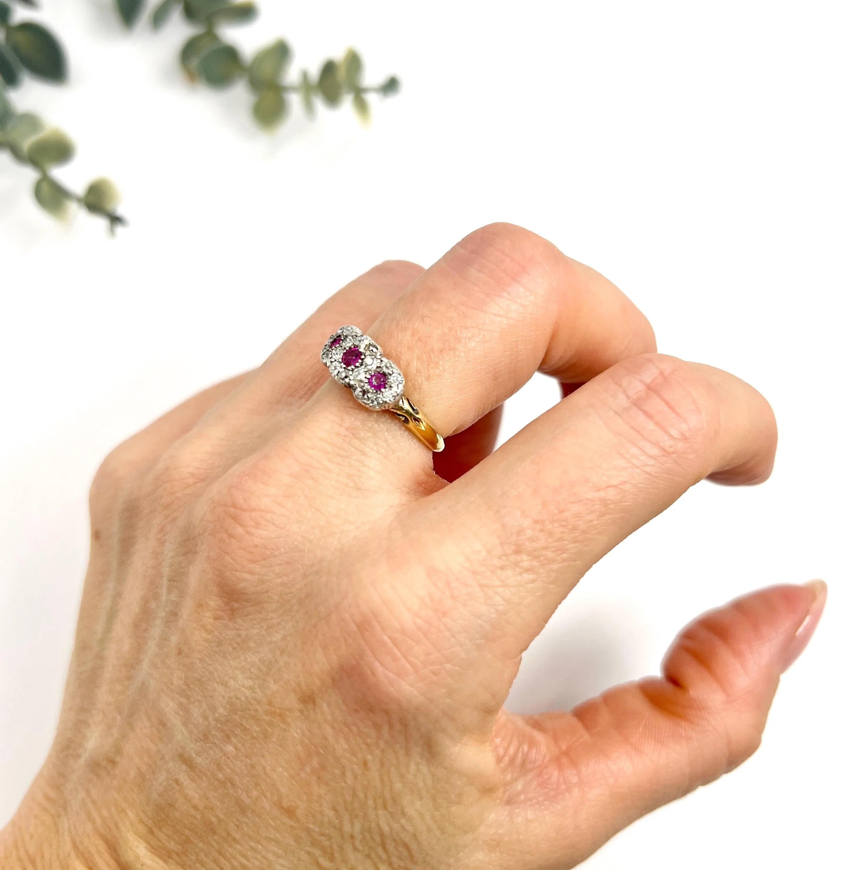 Anillo antiguo de oro de 18 ct, trilogía victoriana de rubíes y diamantes con racimo de margaritas en venta 3