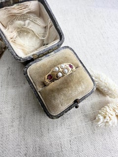 Antico anello vittoriano in oro 18ct con rubino e perle e spalle intagliate