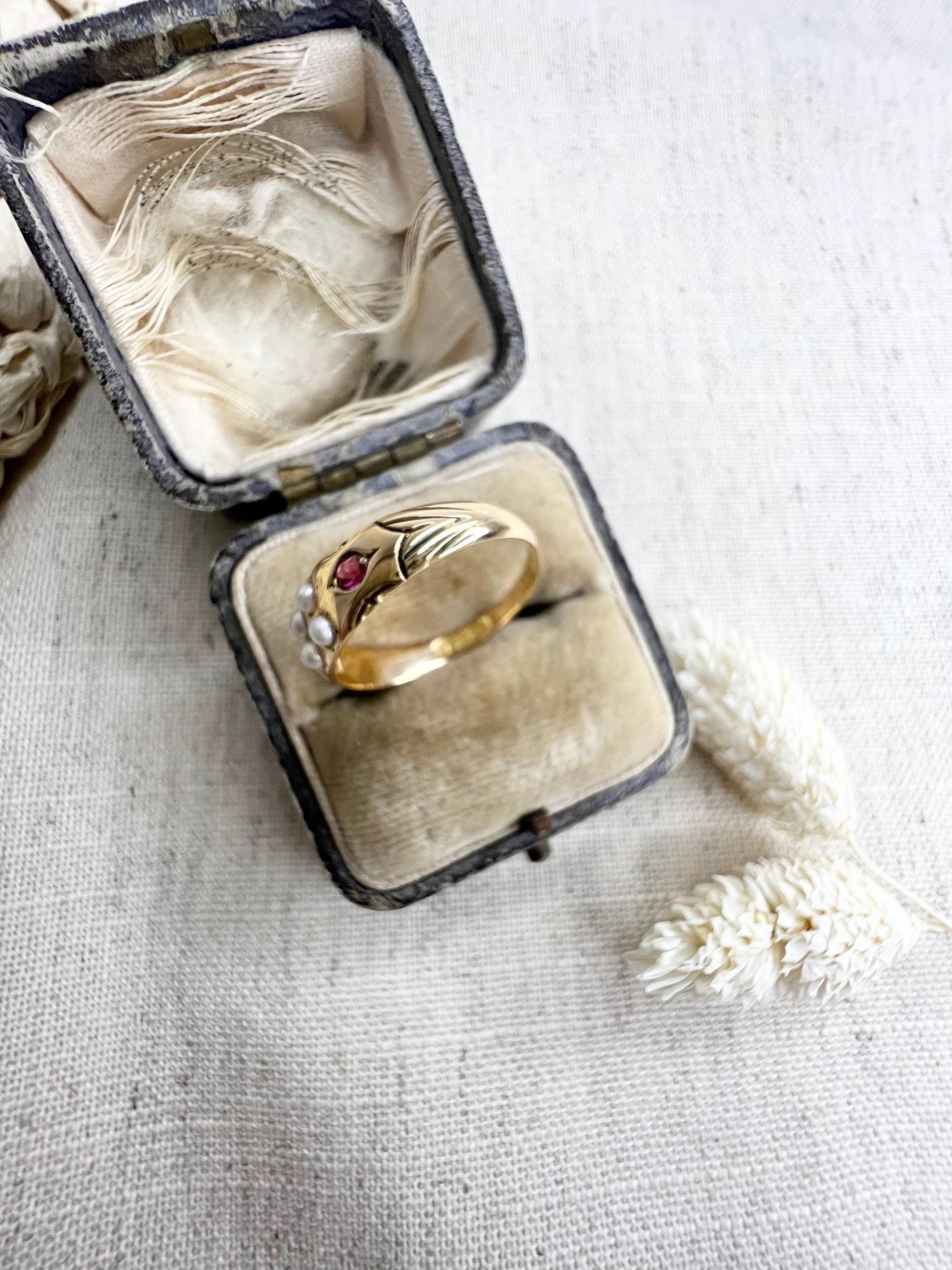 Antiker viktorianischer Ring aus 18 Karat Gold mit Rubin und Perle mit hübschen geschnitzten Schultern  (Rundschliff) im Angebot