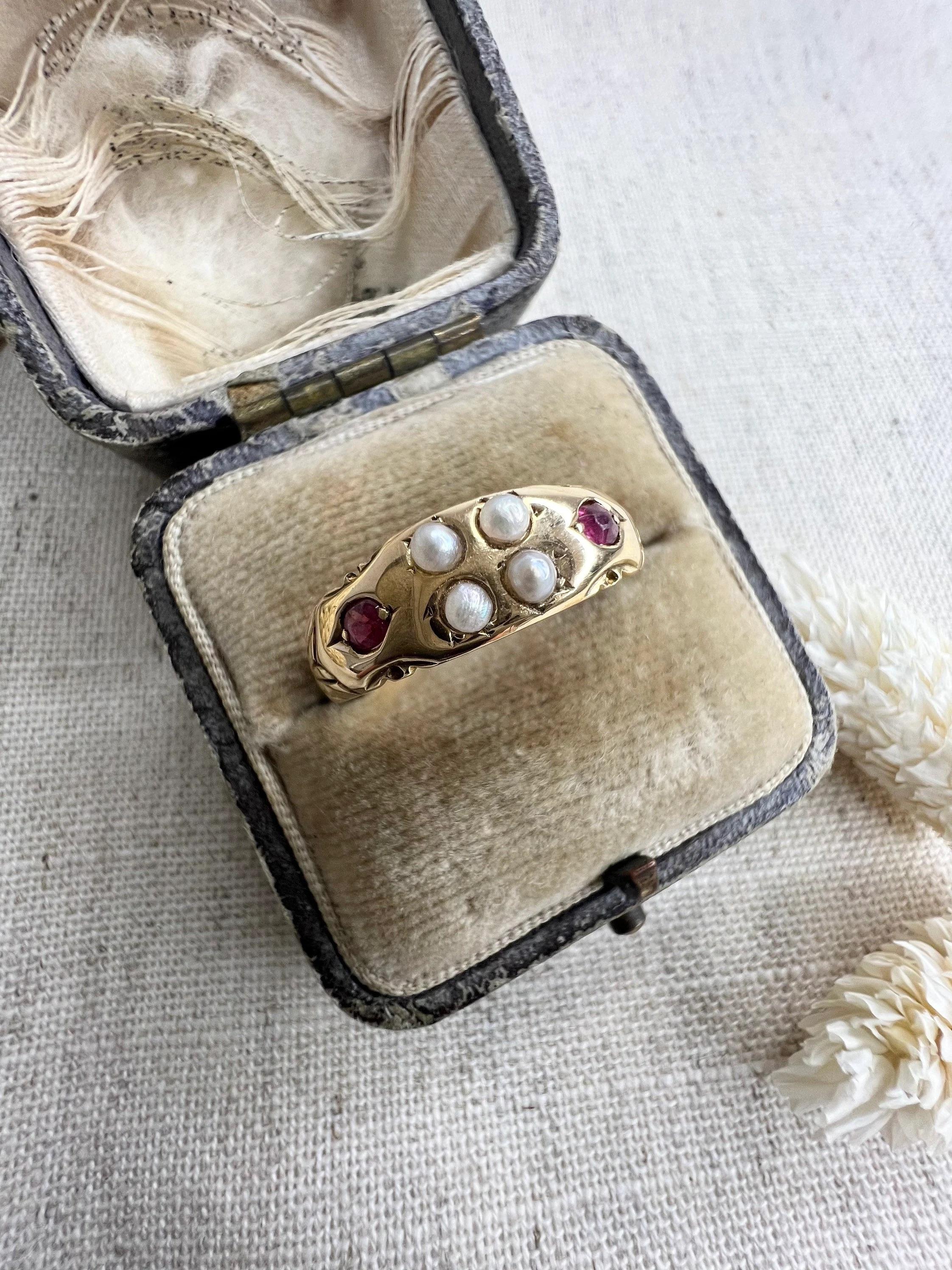 Antiker viktorianischer Ring aus 18 Karat Gold mit Rubin und Perle mit hübschen geschnitzten Schultern  im Angebot 2