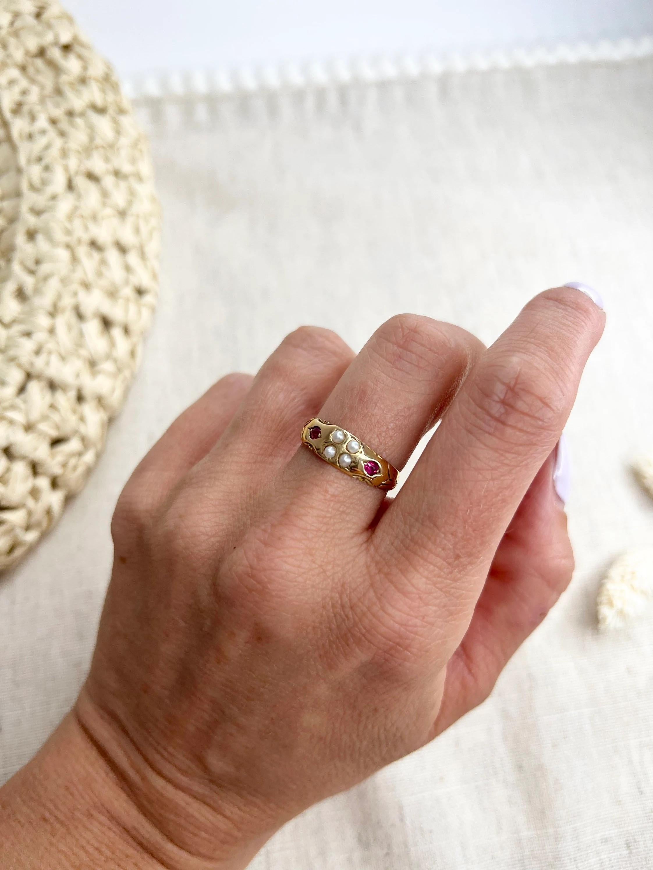 Antiker viktorianischer Ring aus 18 Karat Gold mit Rubin und Perle mit hübschen geschnitzten Schultern  im Angebot 3