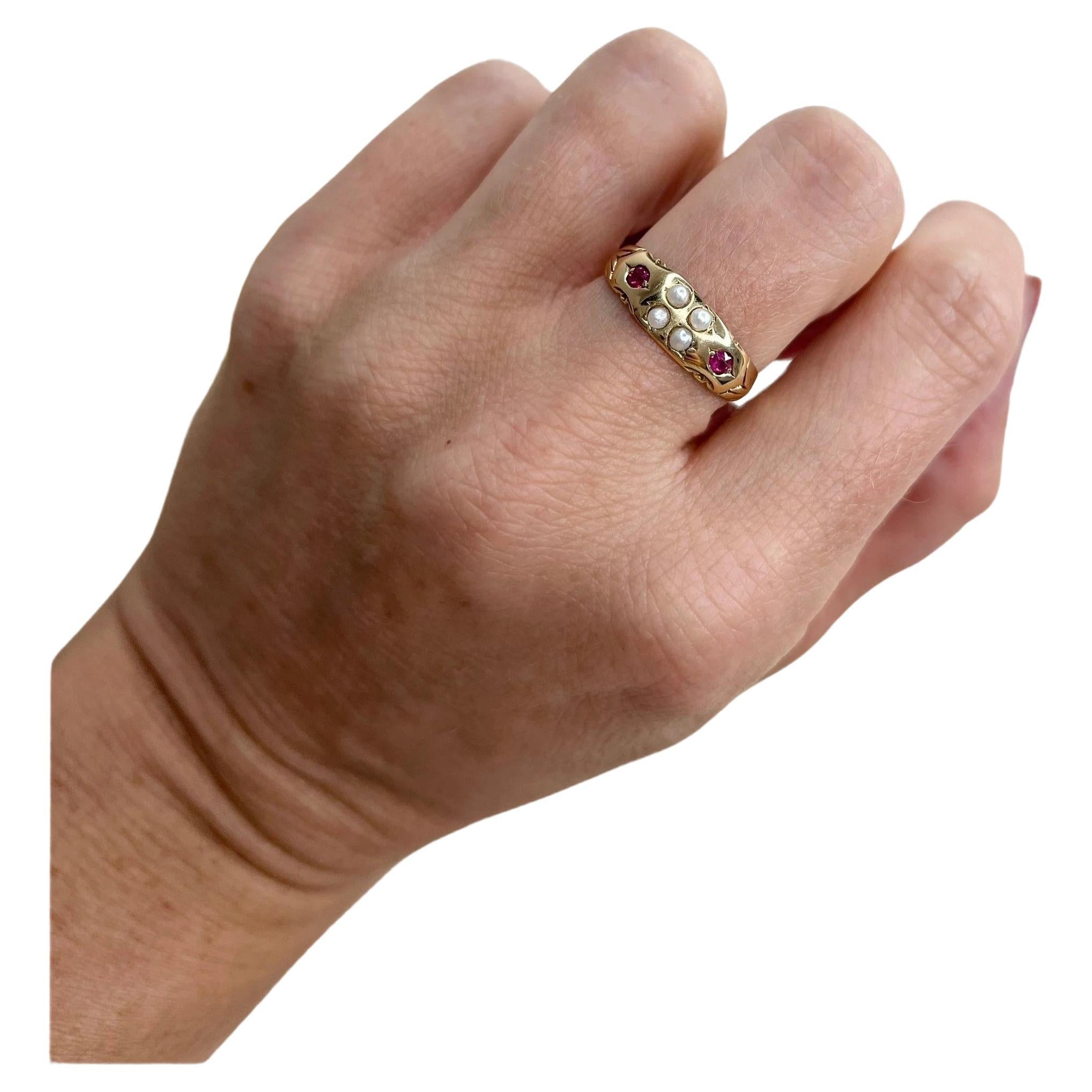 Antiker viktorianischer Ring aus 18 Karat Gold mit Rubin und Perle mit hübschen geschnitzten Schultern  im Angebot