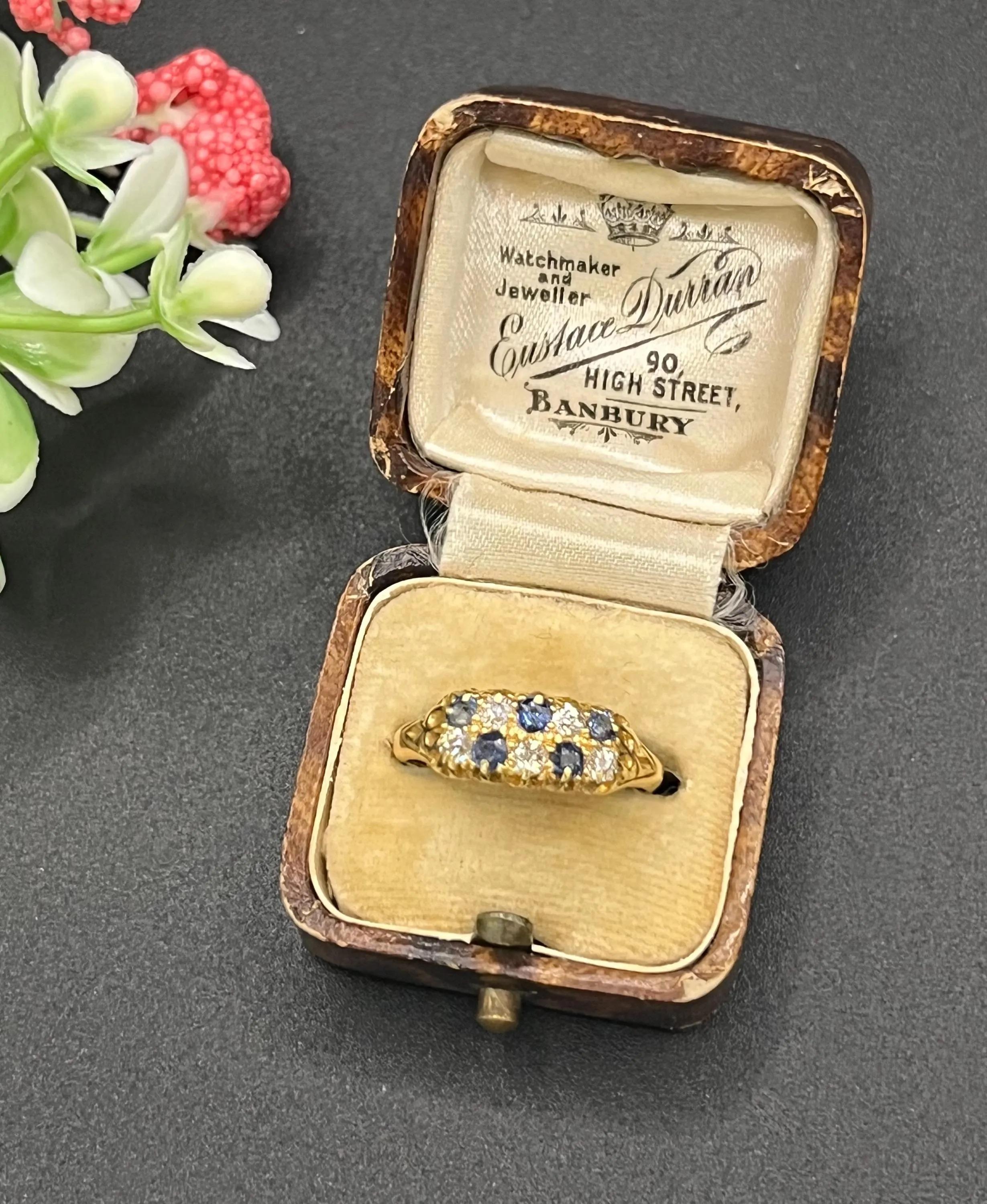 Bague ancienne à double rangée de saphirs et de diamants en or 18ct de style victorien, circa 1890 en vente 4
