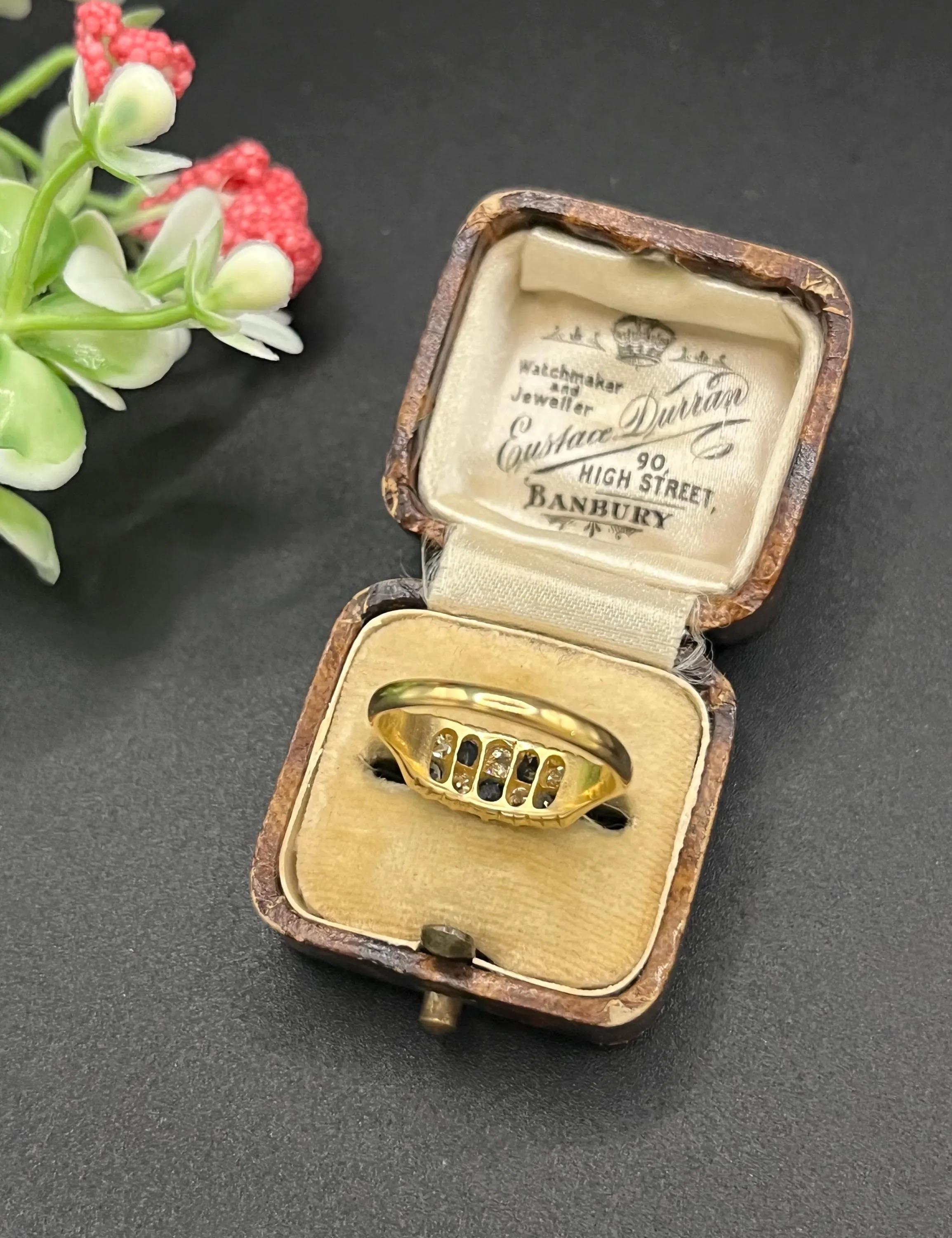 Bague ancienne à double rangée de saphirs et de diamants en or 18ct de style victorien, circa 1890 en vente 5