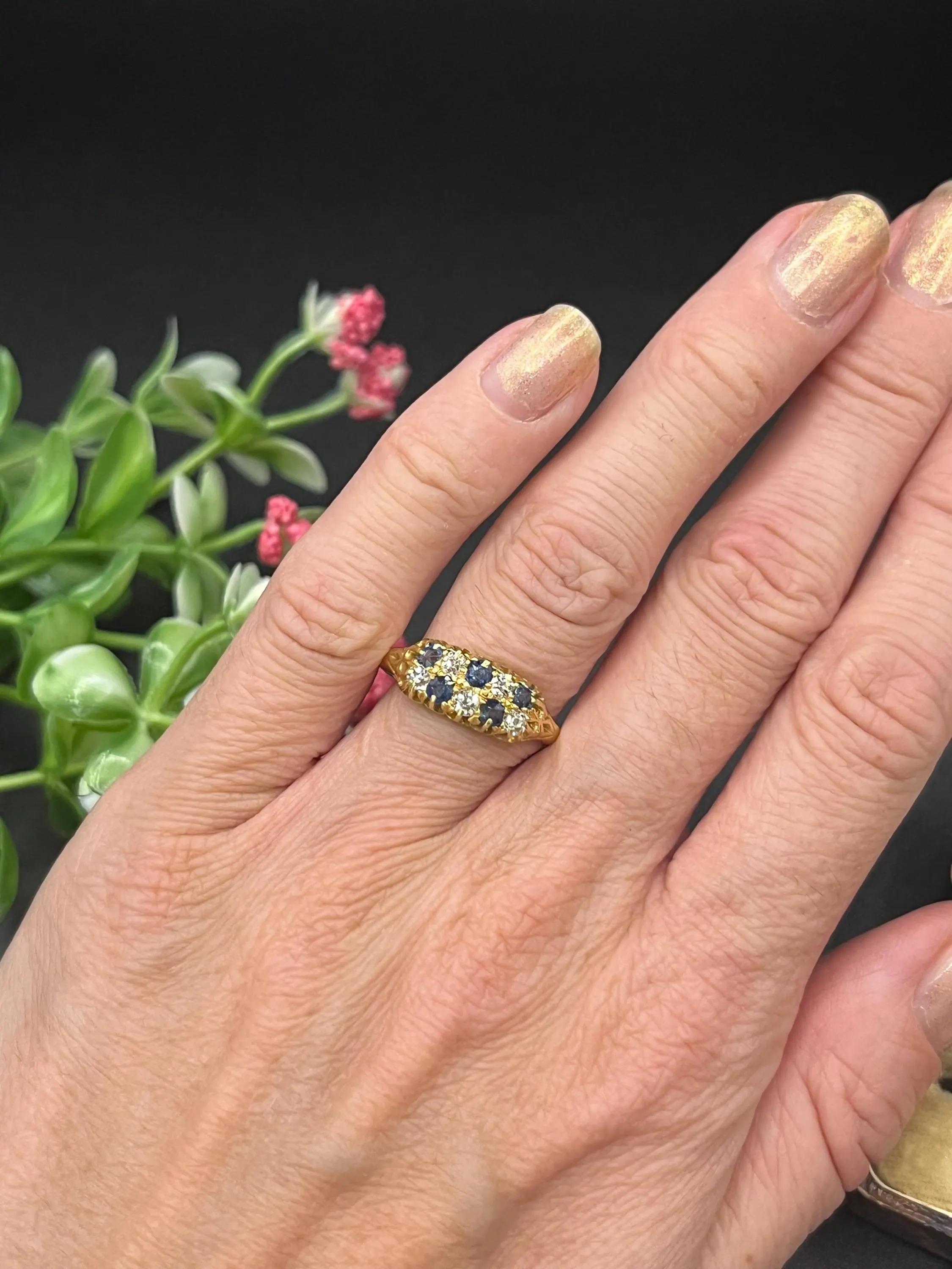 Bague ancienne en saphir et diamant 

Or 18ct estampillé 

Makers Mark HG & S

Circa 1890

La bague présente une double rangée de pierres : cinq saphirs bleus alternant avec cinq diamants brillants. Chaque pierre est sertie dans une disposition