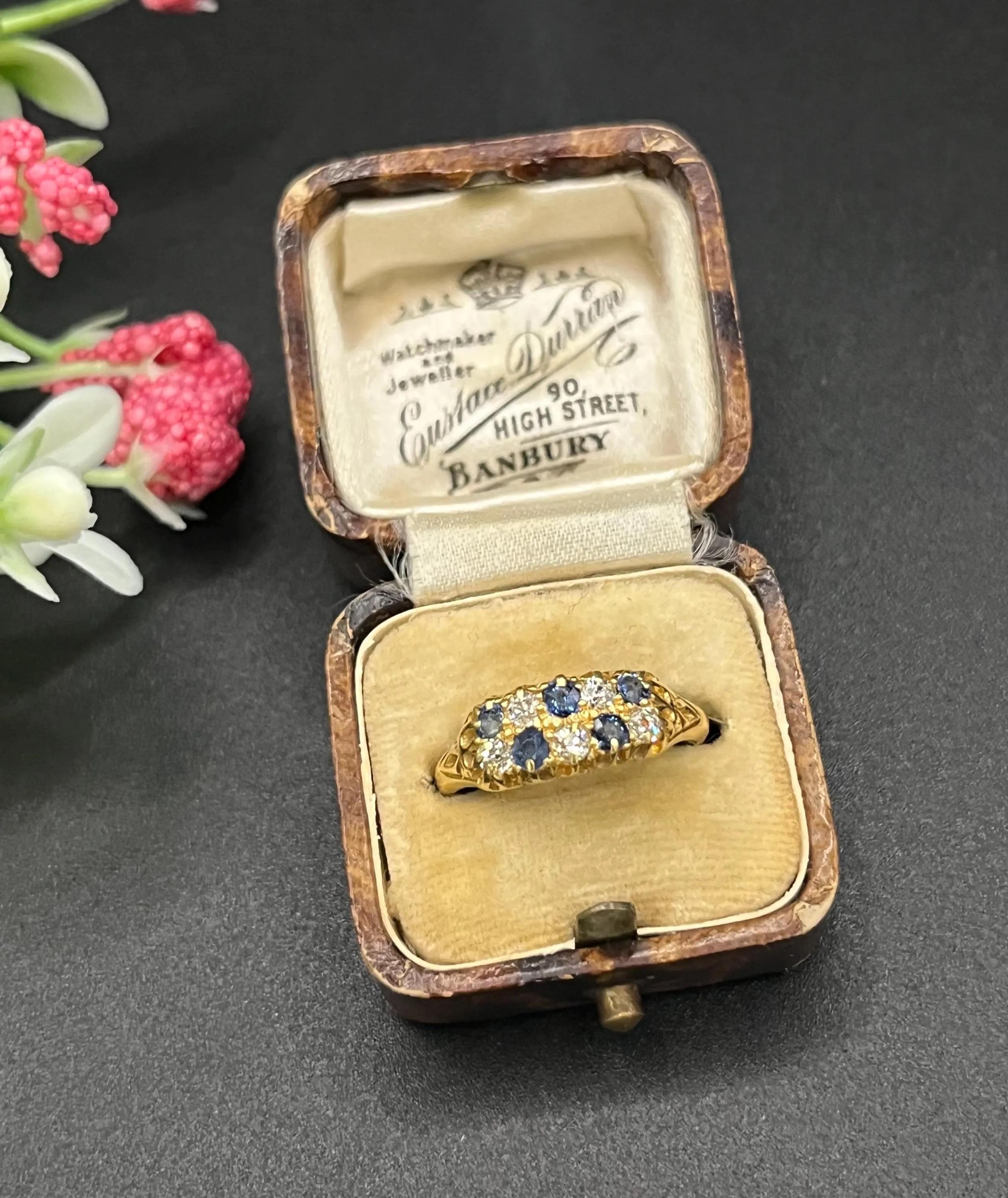 Taille ronde Bague ancienne à double rangée de saphirs et de diamants en or 18ct de style victorien, circa 1890 en vente