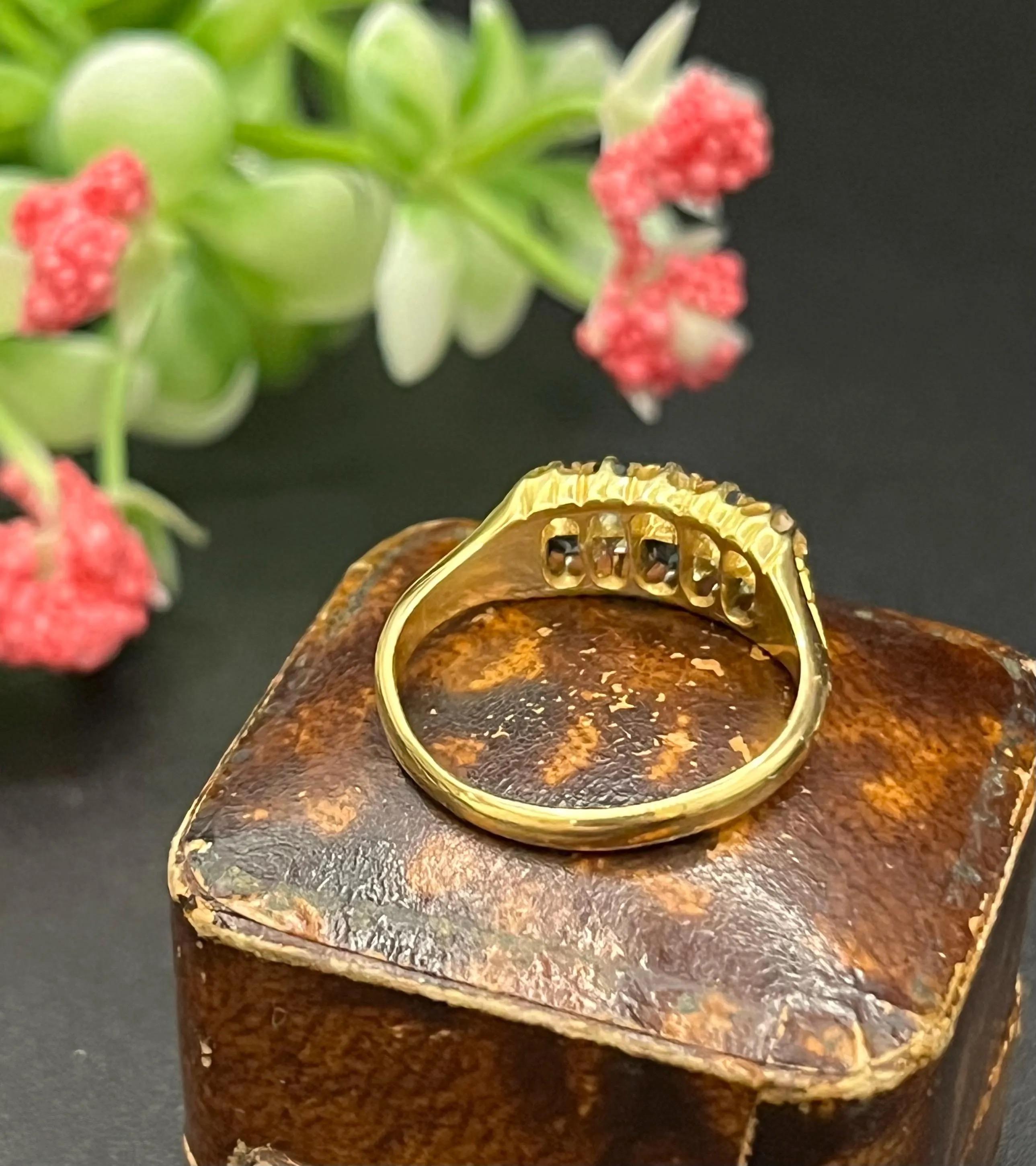 Bague ancienne à double rangée de saphirs et de diamants en or 18ct de style victorien, circa 1890 Unisexe en vente