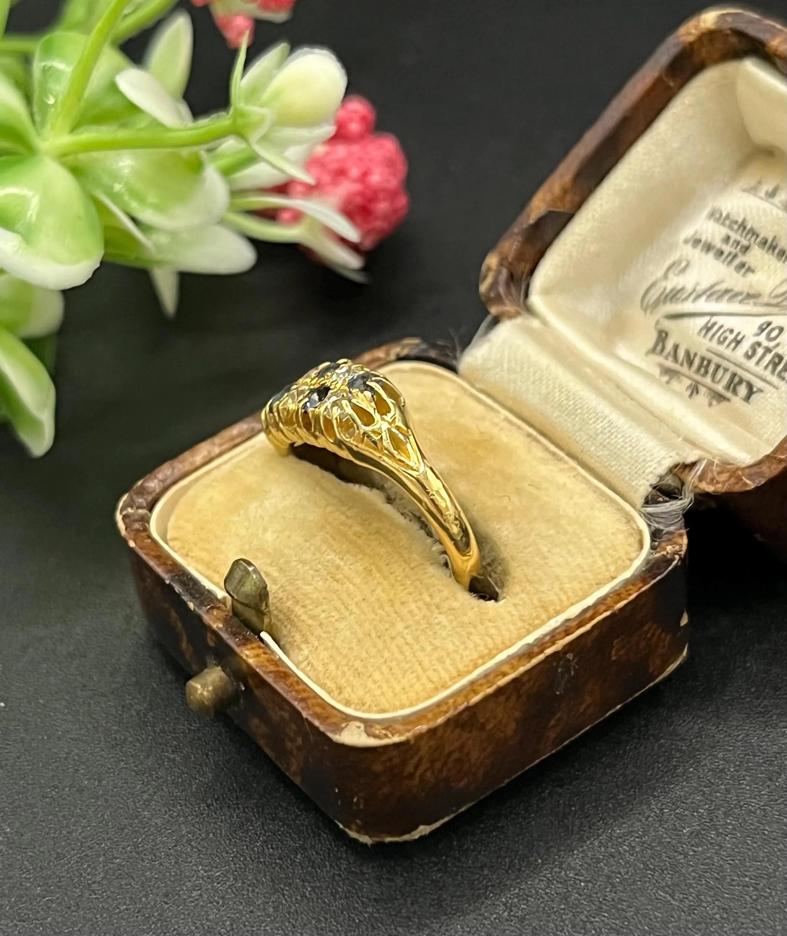 Bague ancienne à double rangée de saphirs et de diamants en or 18ct de style victorien, circa 1890 en vente 2