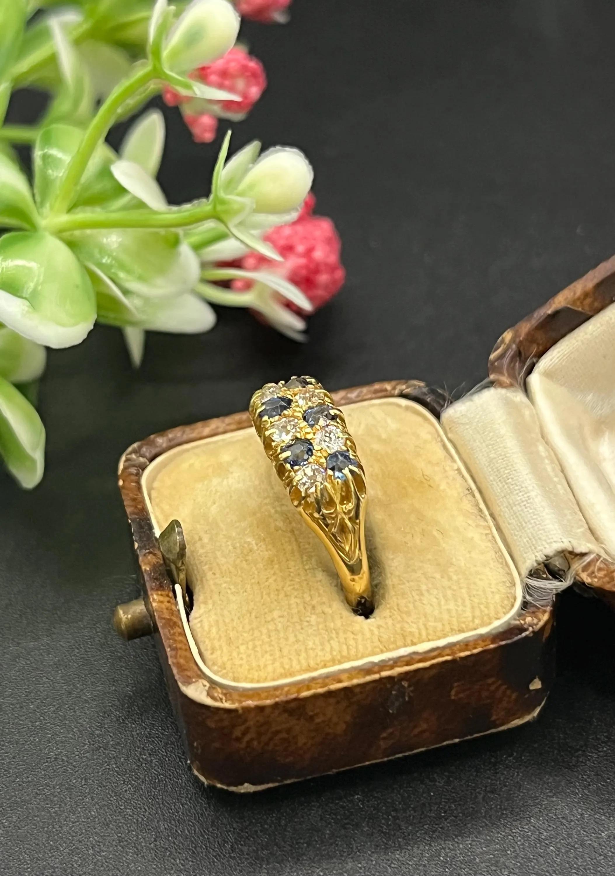 Bague ancienne à double rangée de saphirs et de diamants en or 18ct de style victorien, circa 1890 en vente 3