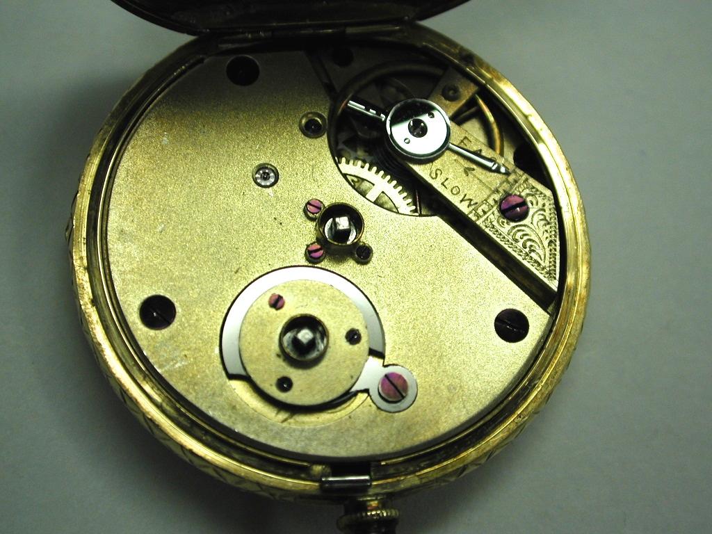 Antike antike 18 Karat Damen-Emaille-Uhr mit 9 Karat genagelter Schleife, um 1890 im Angebot 3