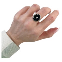 Antiker ovaler 18 Karat Onyx Oval geformter Diamantring mit Halo-Fassung aus Roségold Band Käfigarbeit