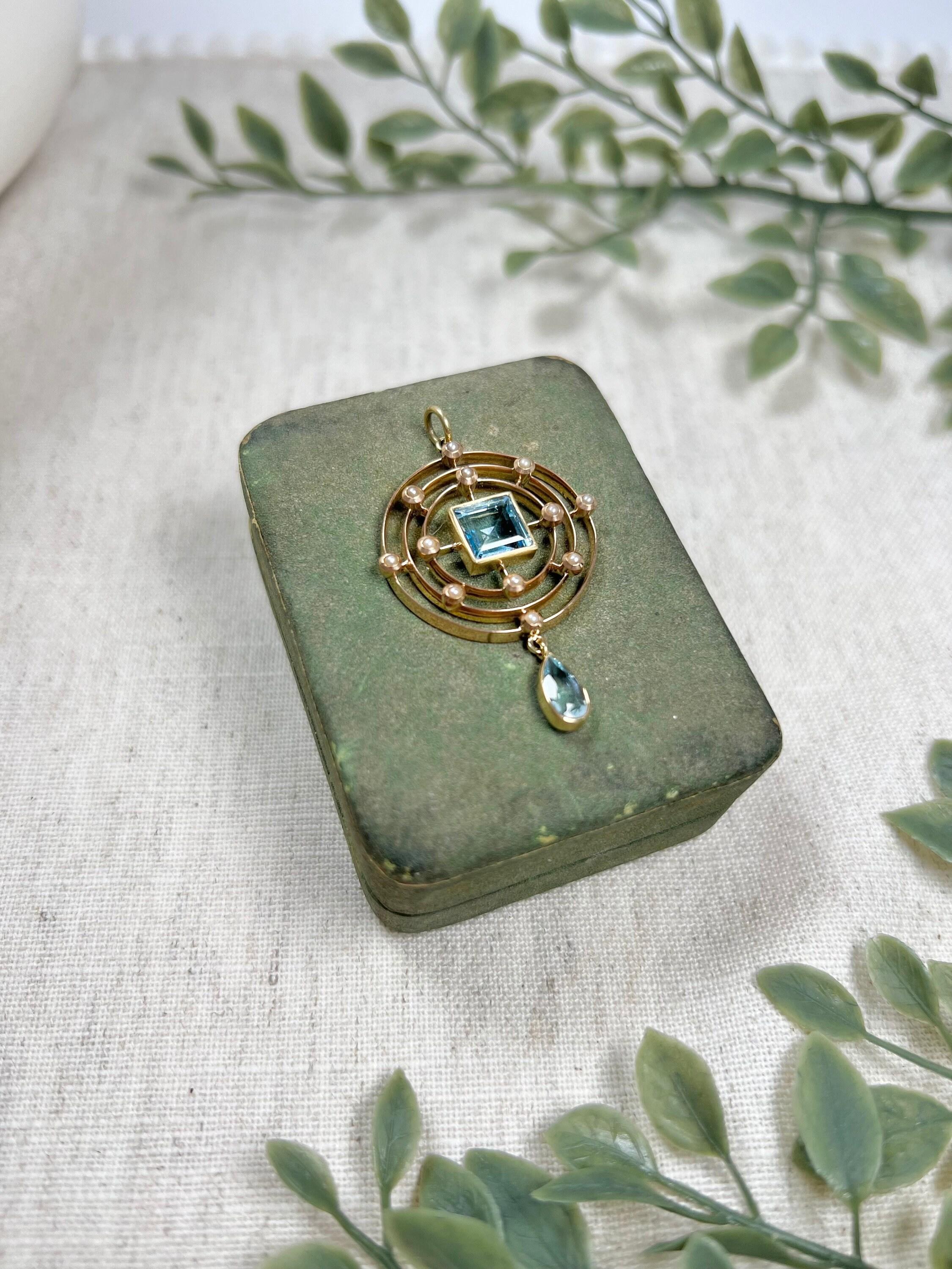 Antique Aquamarine Pendant 

18ct Rose Gold Tested

Circa 1920’s

Pretty, antique circular pendant. Features a lovely, square, natural aquamarine centre, suspended within three rose gold halos. Complimented beautifully with several, natural seed
