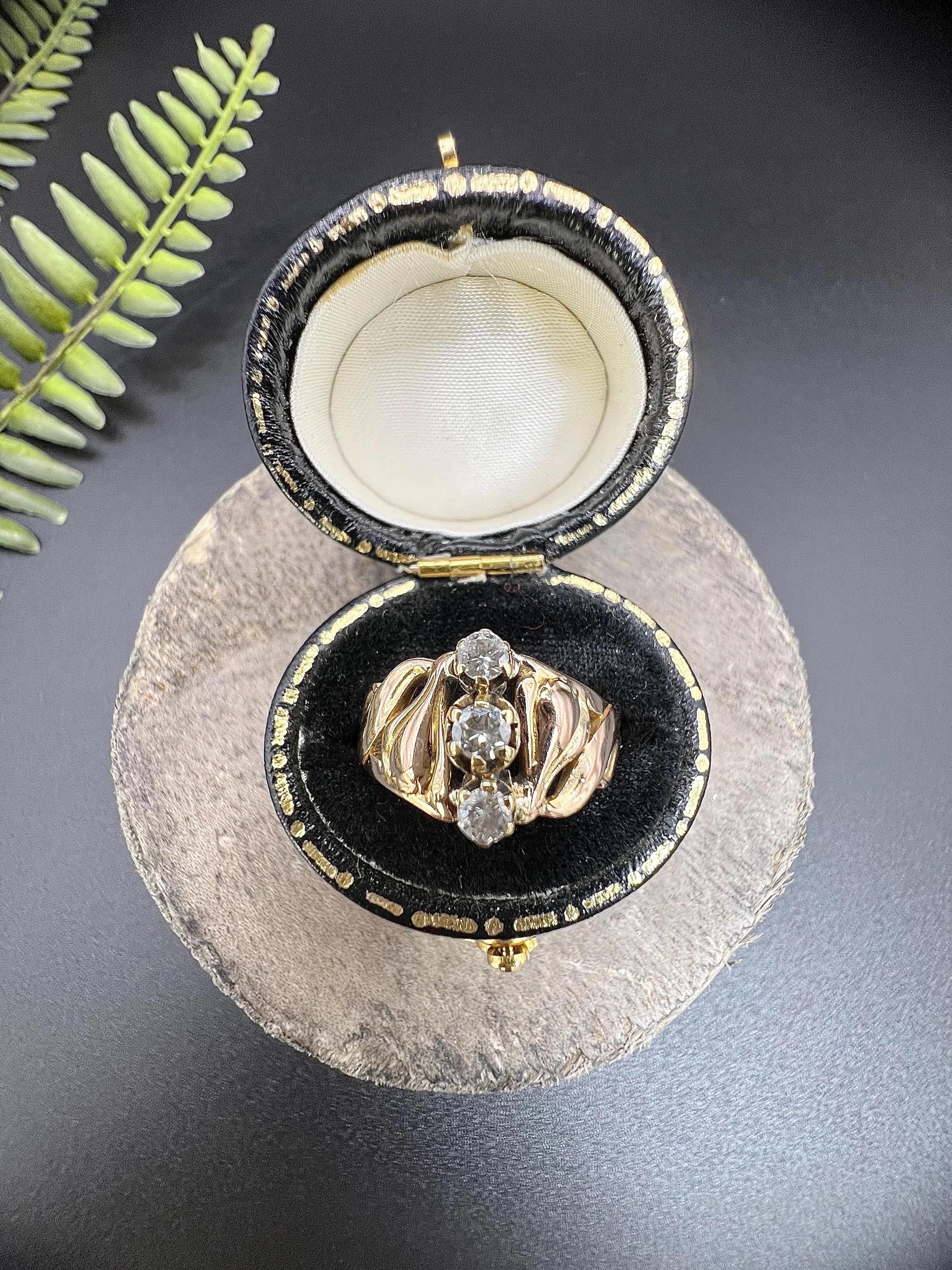 Antique 18ct Rose Gold, Art Nouveau Three Stone Diamond Ring In Good Condition For Sale In Brighton, GB