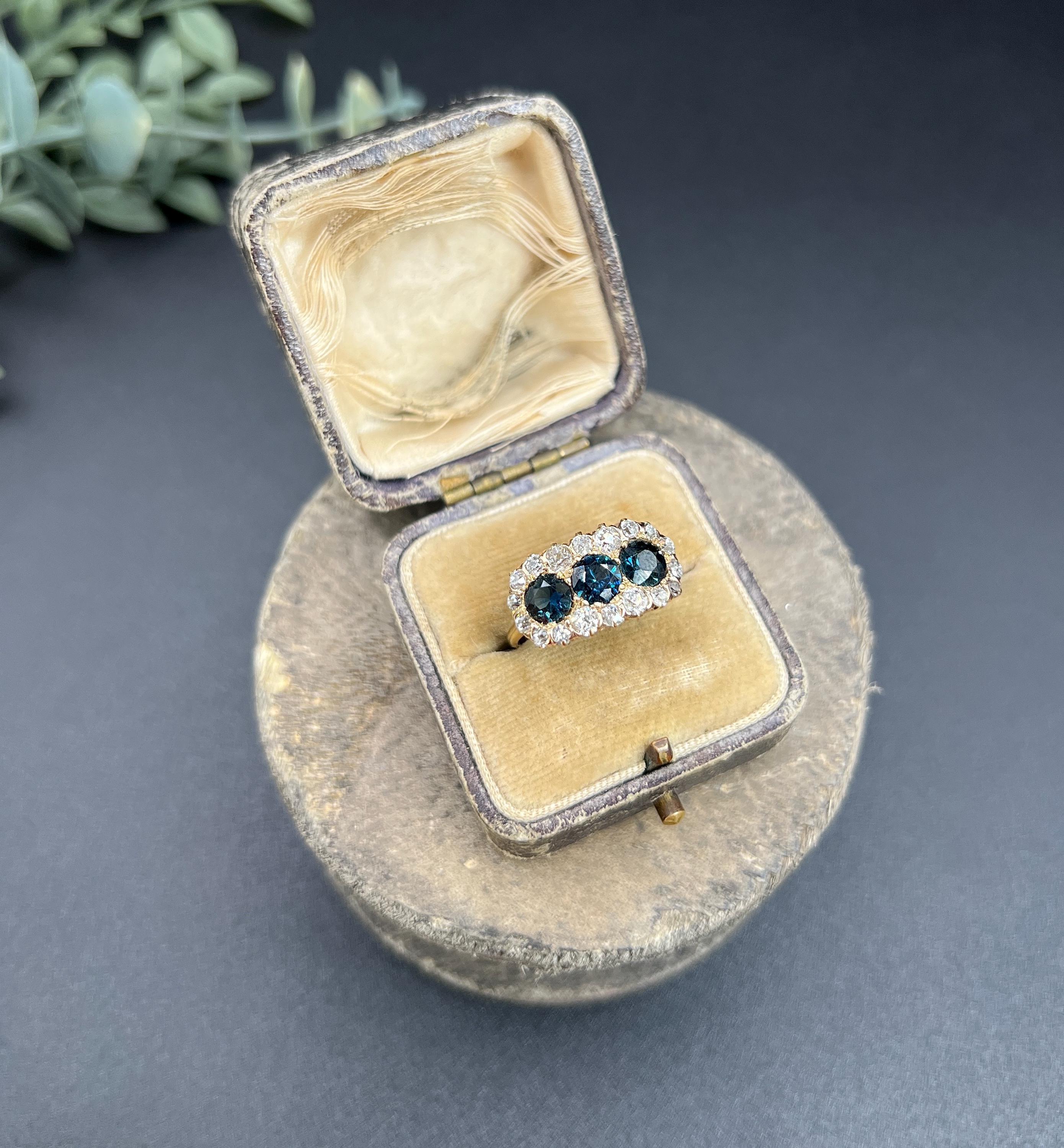 Bague ancienne en or rose 18 ct, saphir et diamant de l'époque édouardienne à triple anneau en vente 2