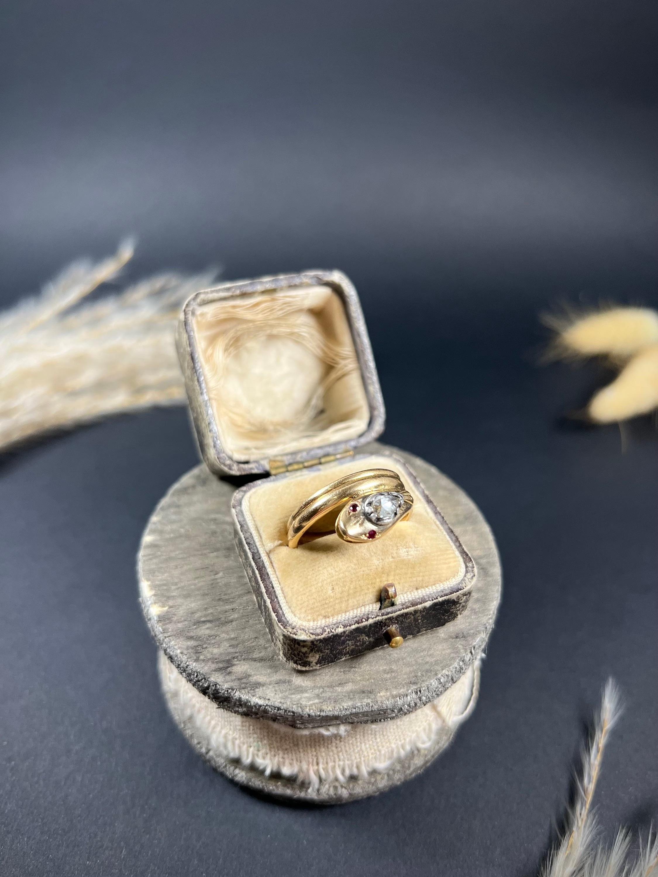 Taille mixte Bague serpent géorgienne ancienne en or rose 18 carats, diamants taille rose et rubis en vente