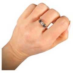 Anello antico in oro rosa 18ct vittoriano con zaffiro e diamante a tre pietre