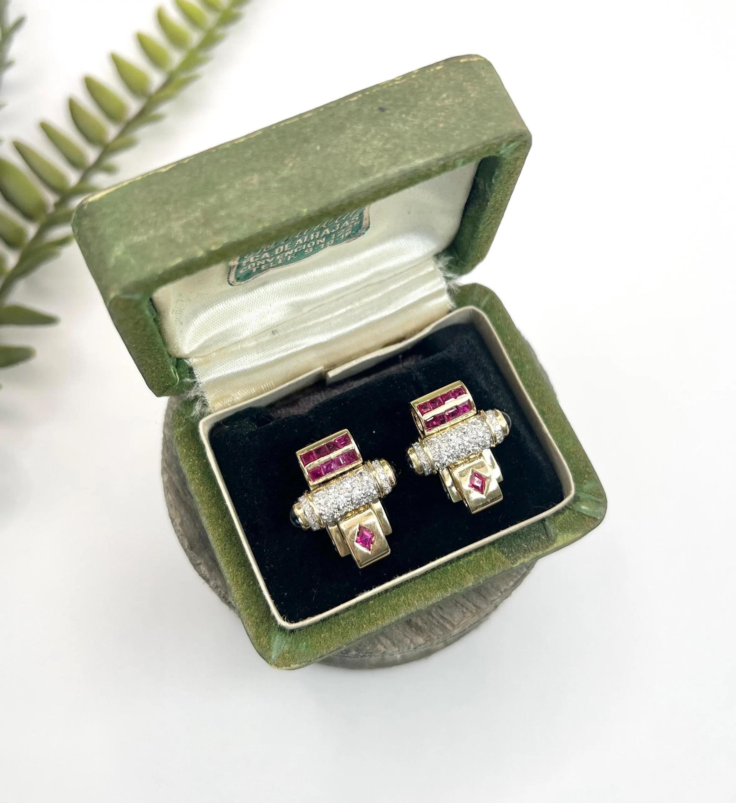 Antike Panzer-Ohrringe 

18ct Gelb & Weißgold

CIRCA 1920er Jahre

Mit diesen exquisiten Original-Ohrringen im Art-Déco-Stil, die fachmännisch aus 18-karätigem Gelb- und Weißgold gefertigt sind, gehen Sie auf Zeitreise. Diese Ohrringe mit ihrem