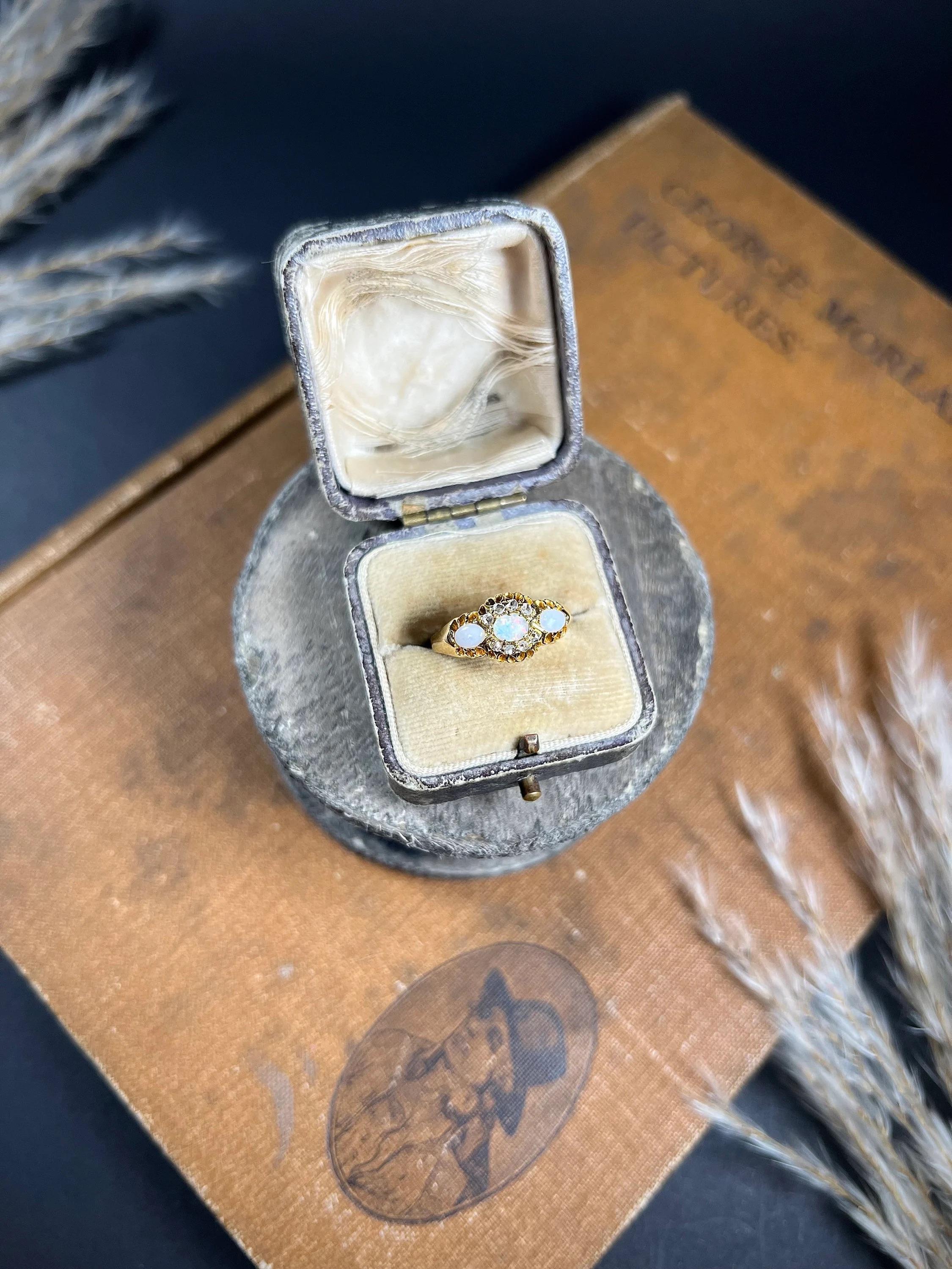 Ancienne bague victorienne en opale et diamant de 18ct Unisexe en vente