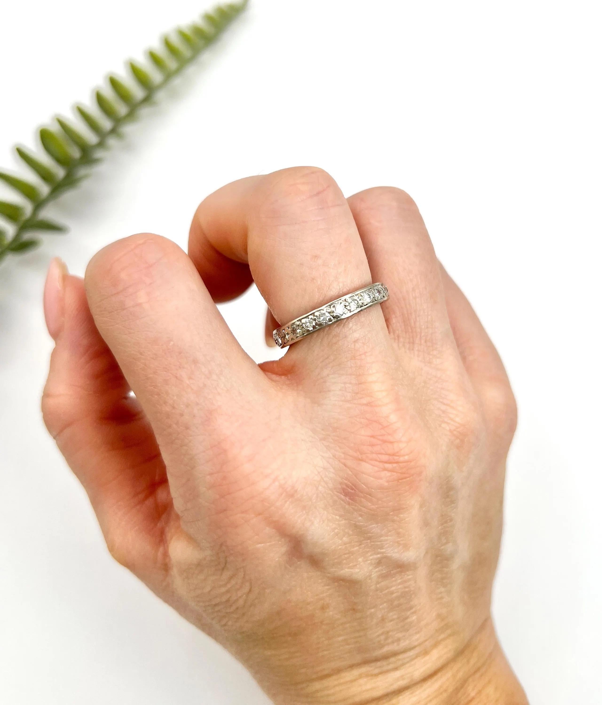 Antique 18ct White Gold, 1920s 1.0 Carat Diamond Eternity Ring For Sale 5