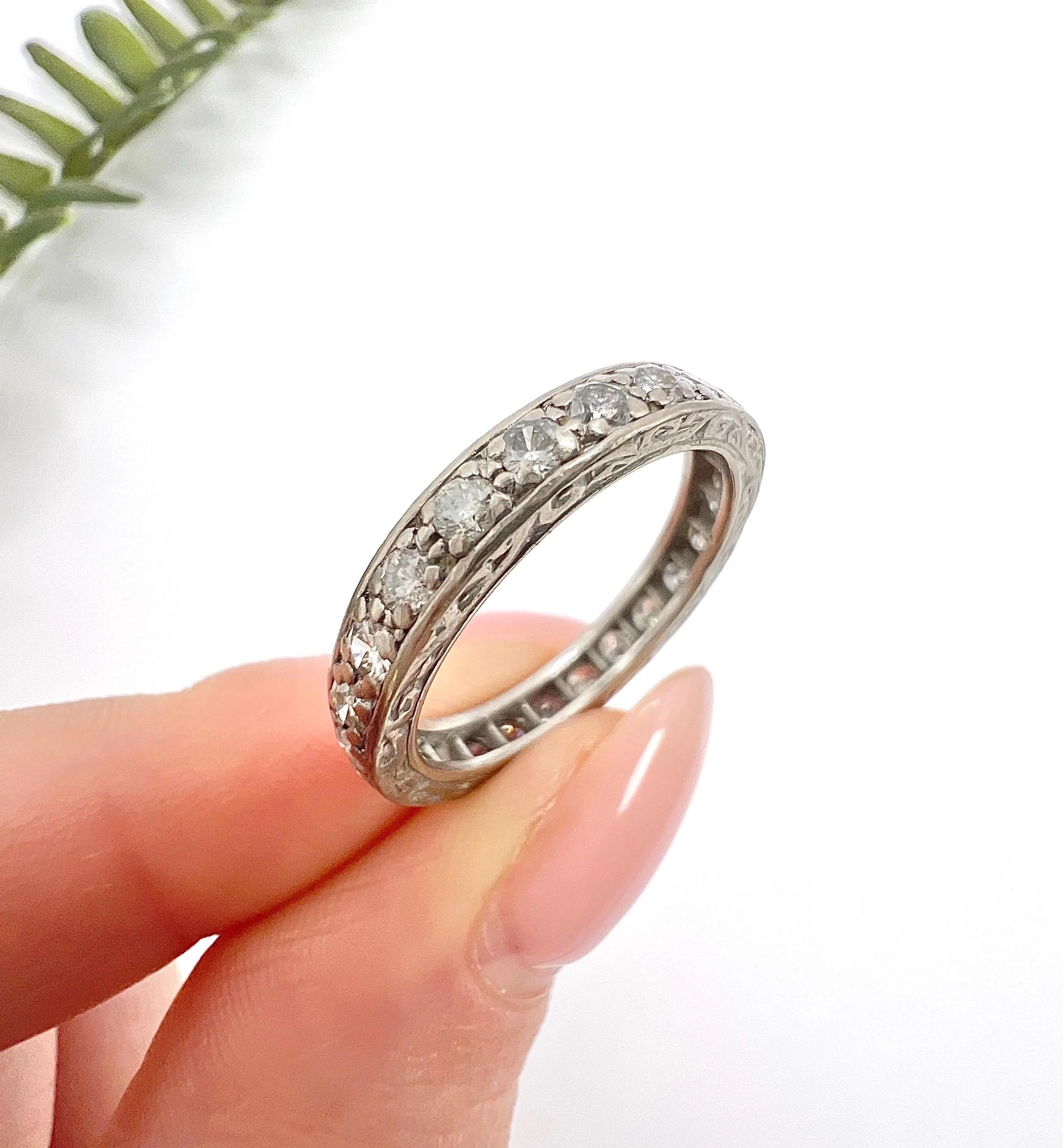 Antique 18ct White Gold, 1920s 1.0 Carat Diamond Eternity Ring In Good Condition For Sale In Brighton, GB