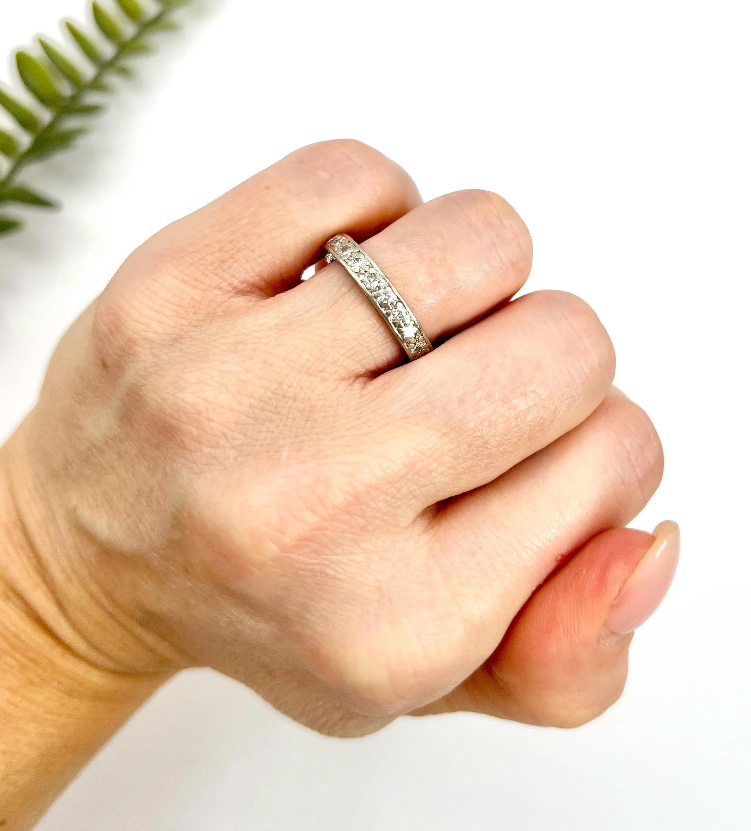 Antique 18ct White Gold, 1920s 1.0 Carat Diamond Eternity Ring For Sale 4
