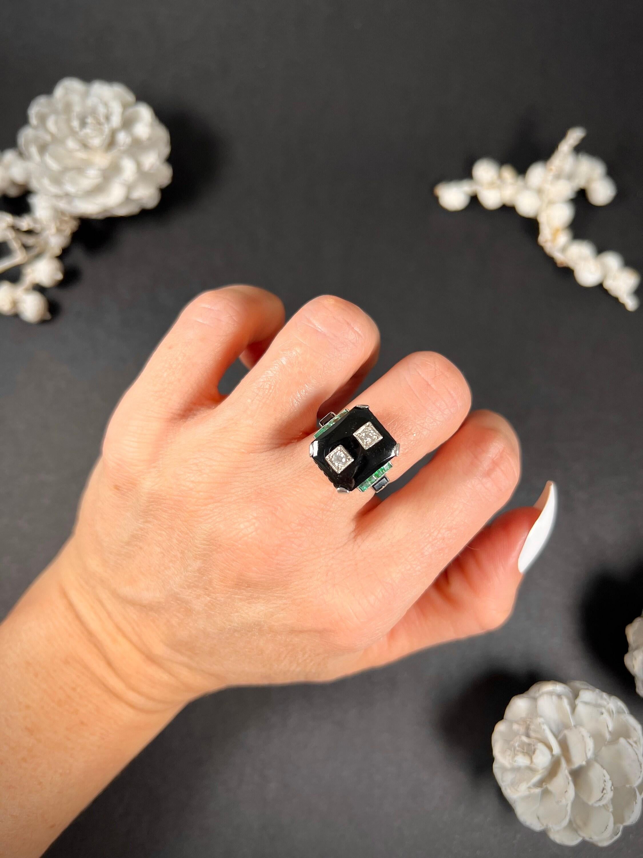 Antique 18ct White Gold 1920’s Art Deco Rectangular Onyx Diamond & Emerald Ring For Sale 5