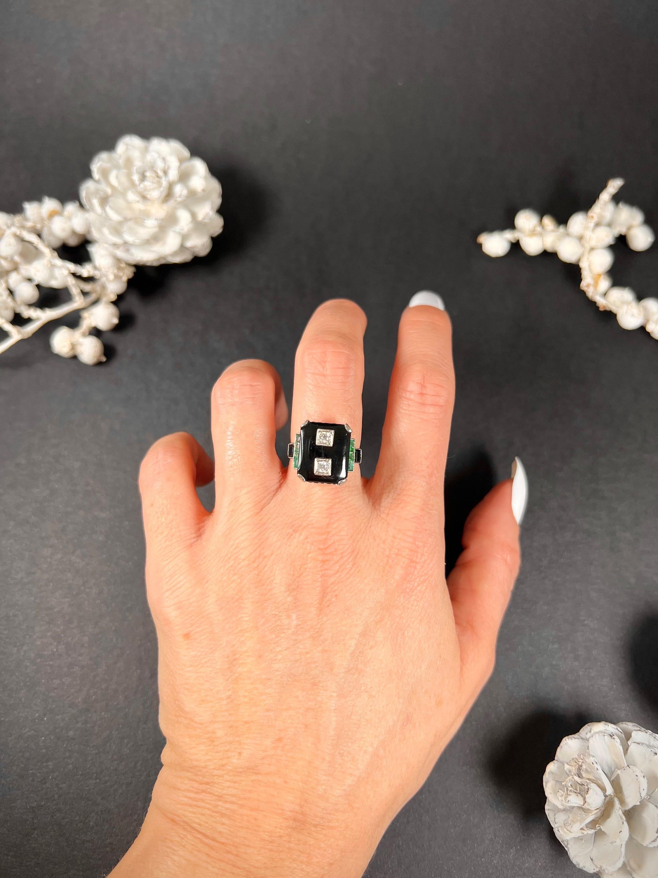 Antique 18ct White Gold 1920’s Art Deco Rectangular Onyx Diamond & Emerald Ring For Sale 6