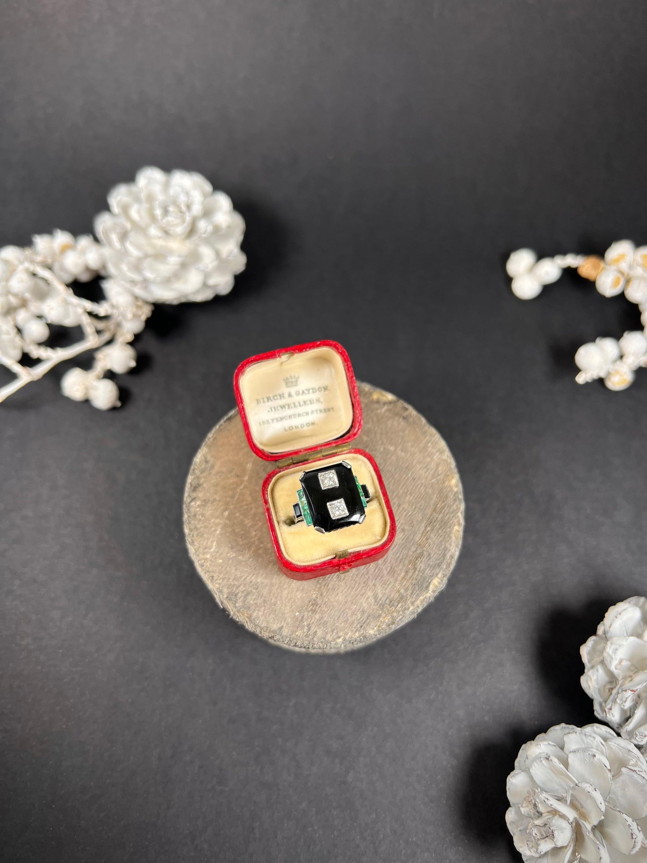 Antique 18ct White Gold 1920’s Art Deco Rectangular Onyx Diamond & Emerald Ring In Good Condition For Sale In Brighton, GB