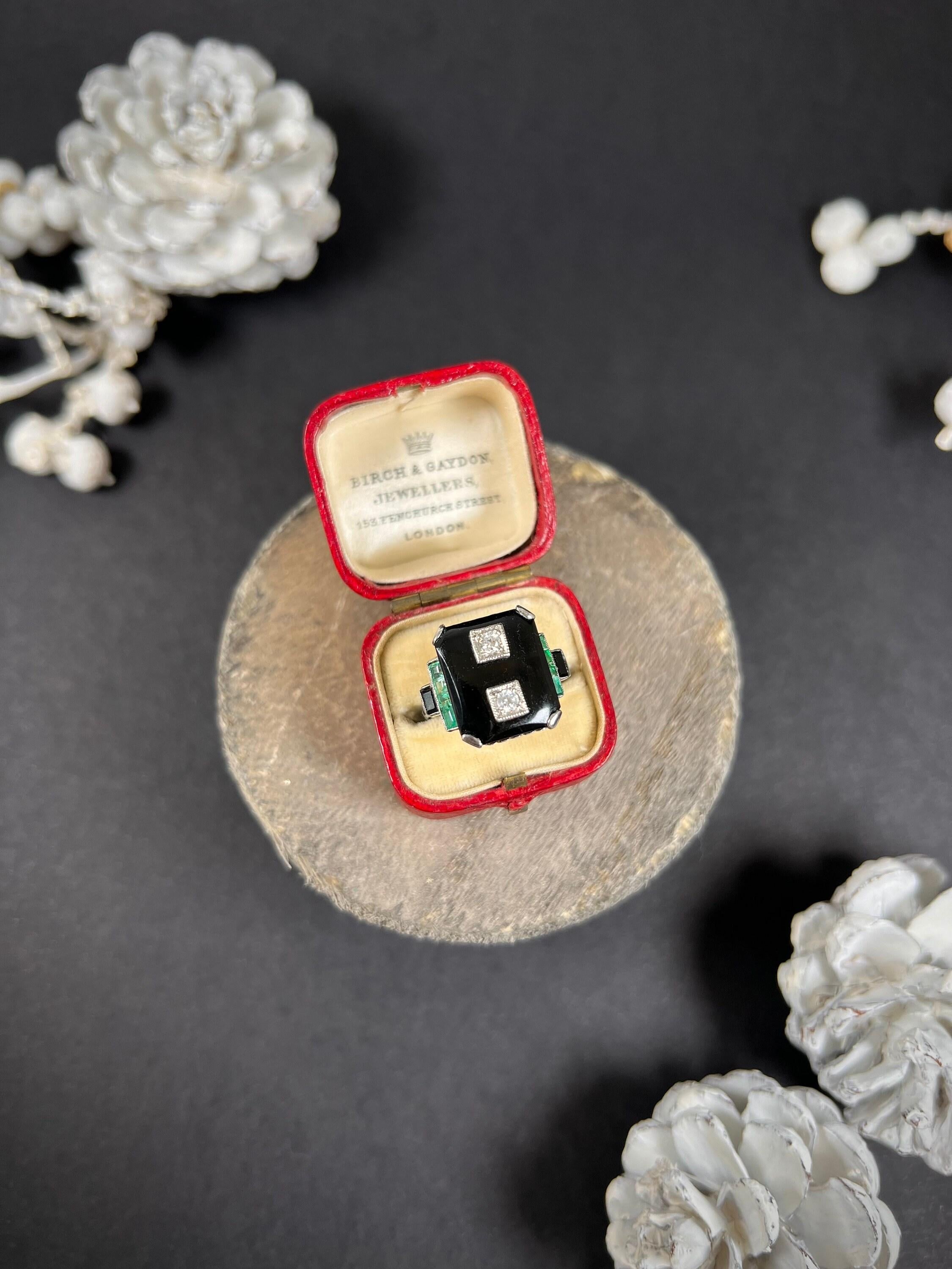 Women's or Men's Antique 18ct White Gold 1920’s Art Deco Rectangular Onyx Diamond & Emerald Ring For Sale
